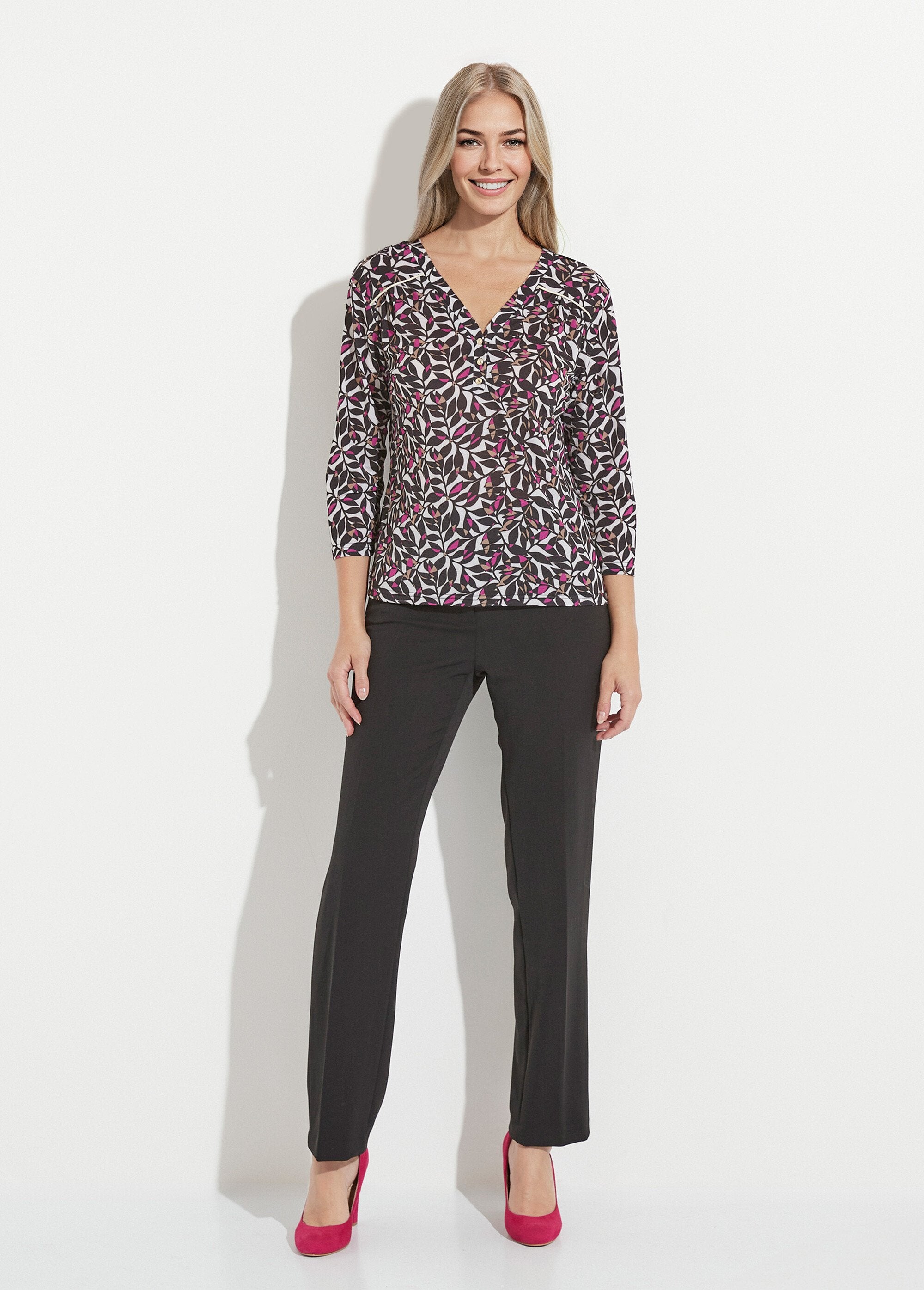 Camiseta_corta_de_cuello_en_V_con_mangas_3/4_y_estampado_de_hojas_Crudo_y_rosa_SF1_slim