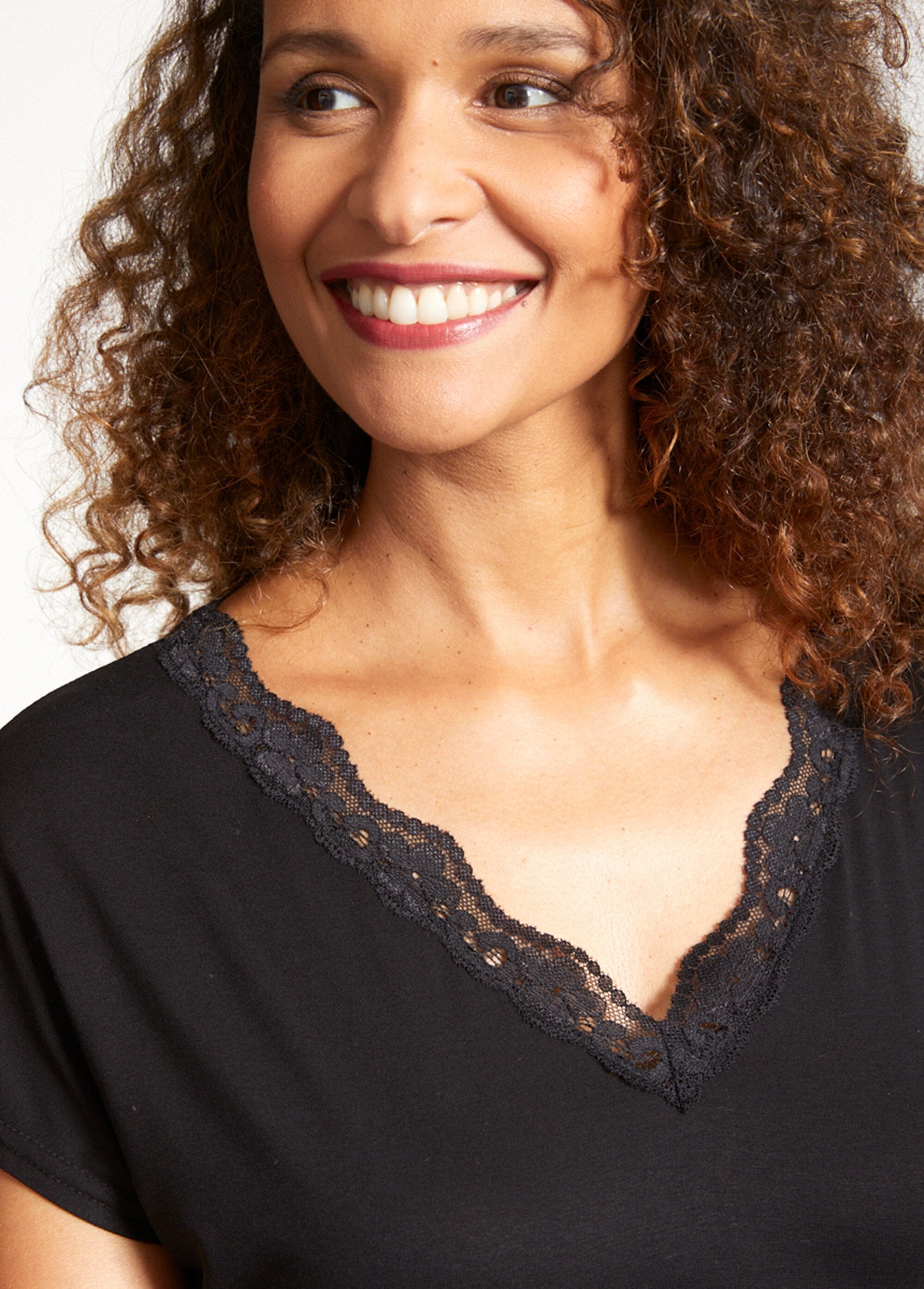 Camiseta_corta_de_encaje_elástico_Negro_DE1_slim