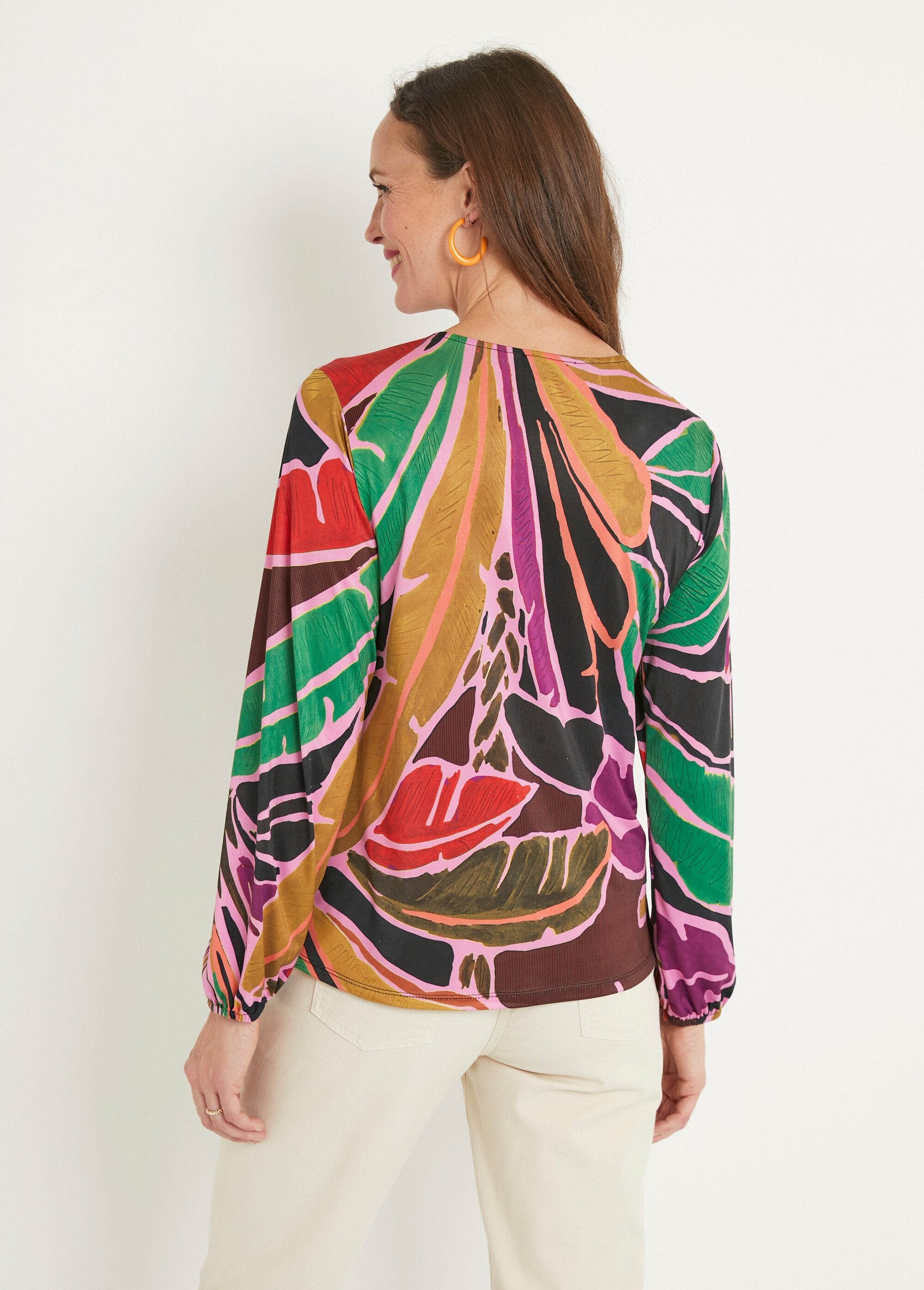 Camiseta_corta_fluida_con_estampado_gráfico_y_cuello_de_pico_Multicolor_DO1_slim