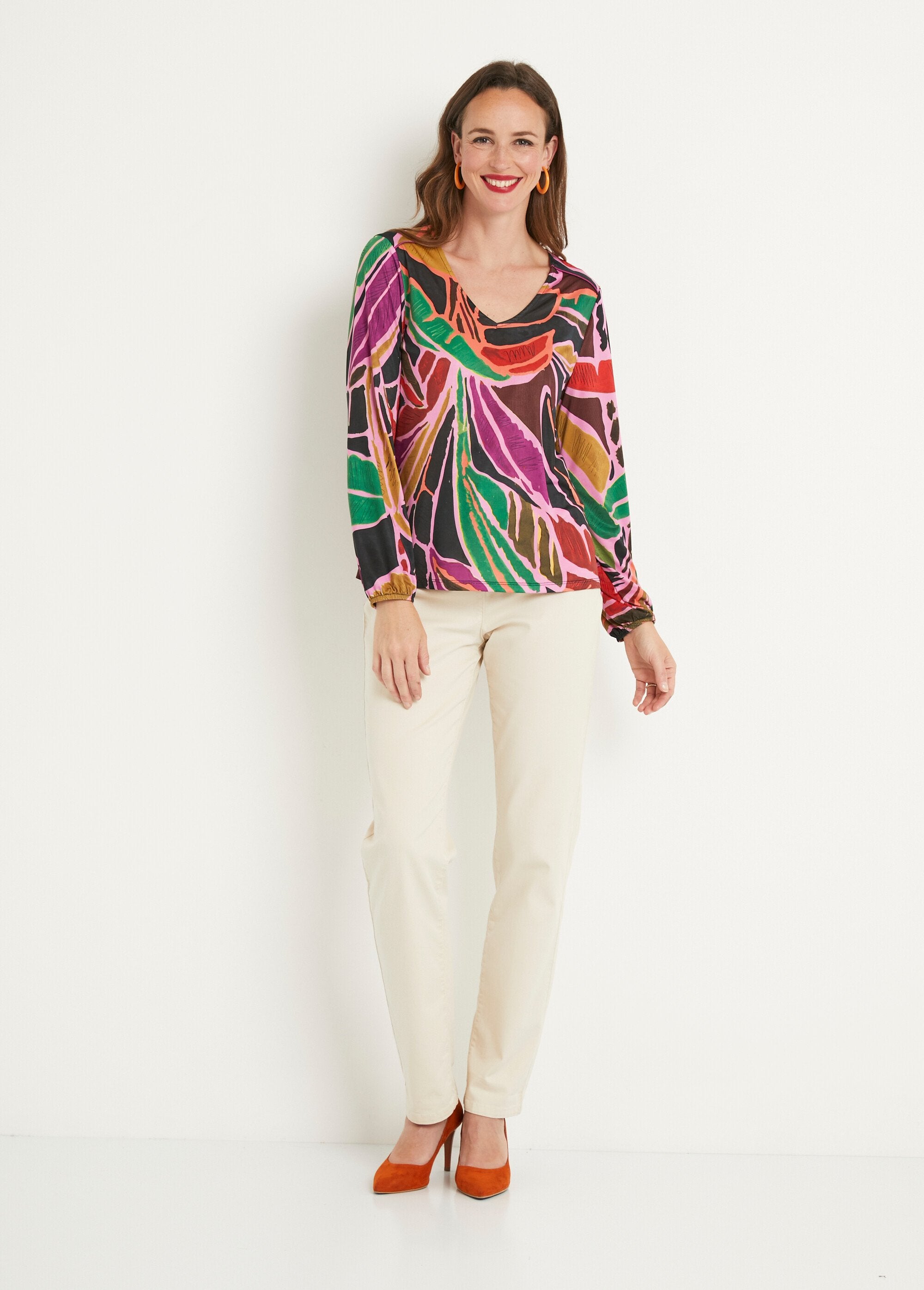 Camiseta_corta_fluida_con_estampado_gráfico_y_cuello_de_pico_Multicolor_SF1_slim