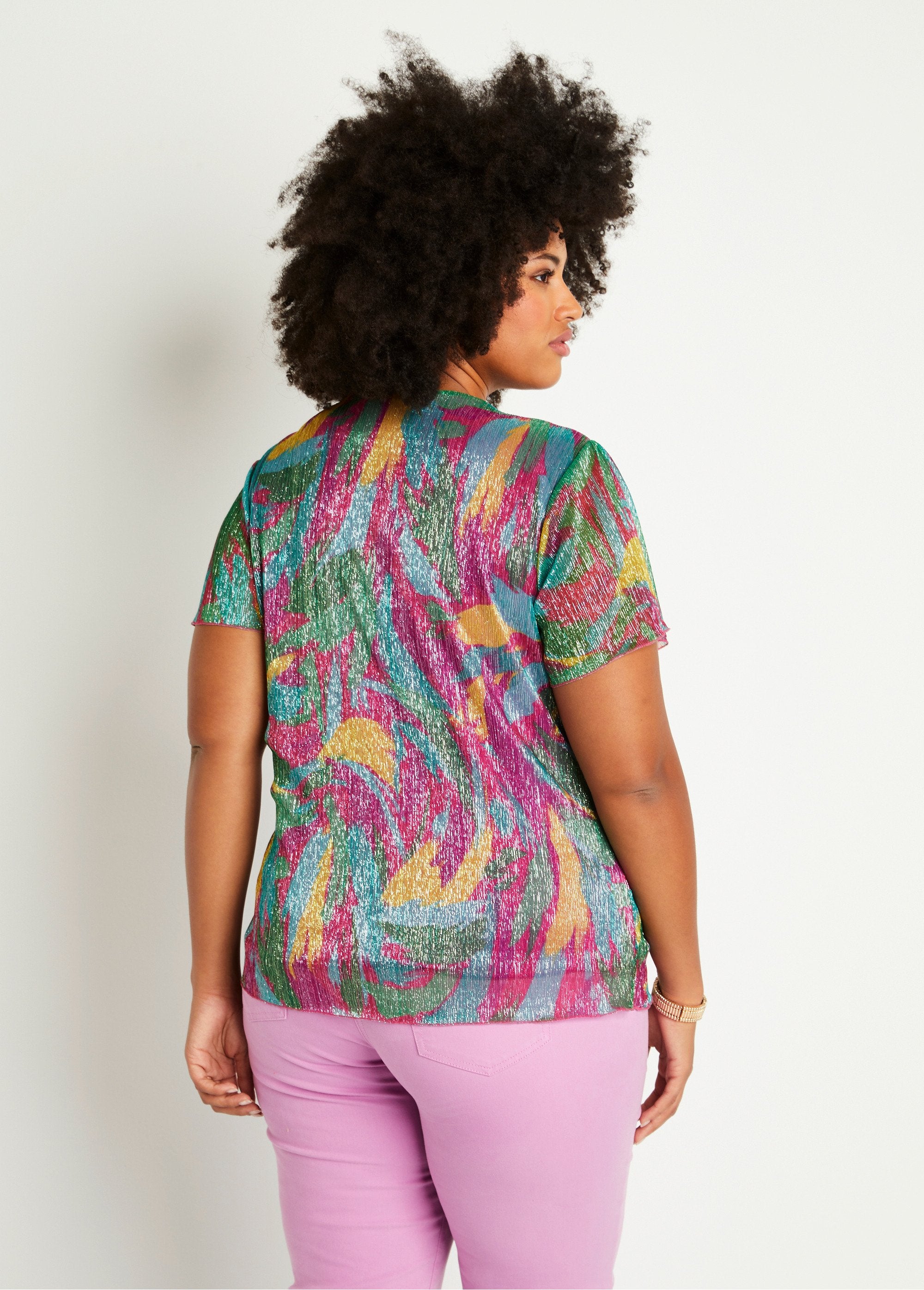 Camiseta_corta_con_estampado_de_follaje_dorado_fucsia_y_verde_DO1_curvy