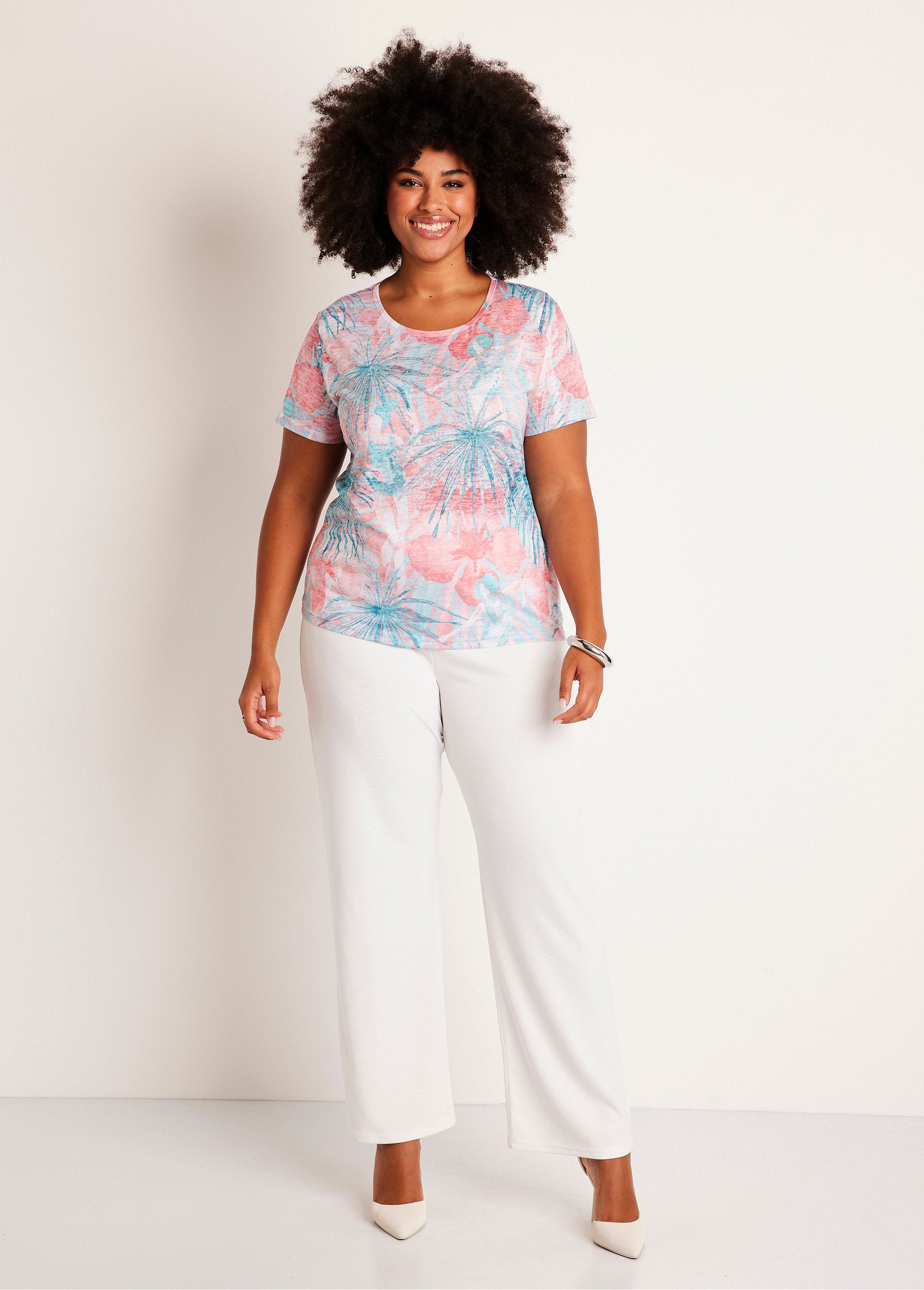 Camiseta_corta_con_estampado_y_pedrería_cuello_redondo_aguamarina_y_rosa_SF1_curvy