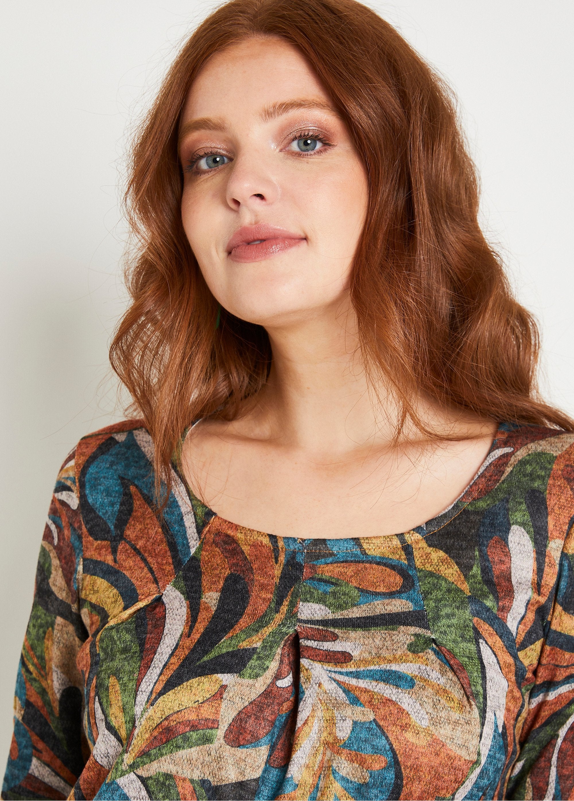 Camiseta_larga,_suelta_y_estampada_con_cuello_redondo_miel_y_verde_DE1_slim