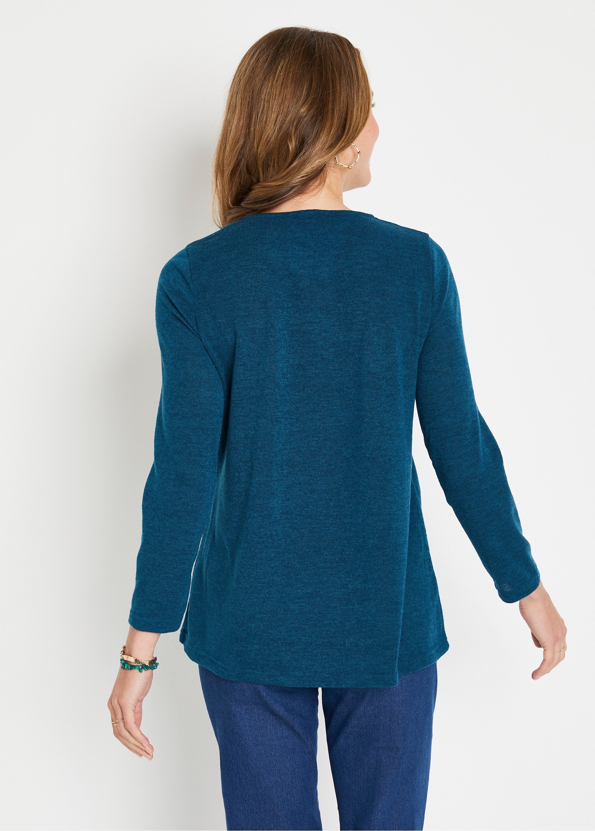 Camiseta_acampanada_de_manga_larga_y_cuello_en_V_pato_simple_DO1_slim