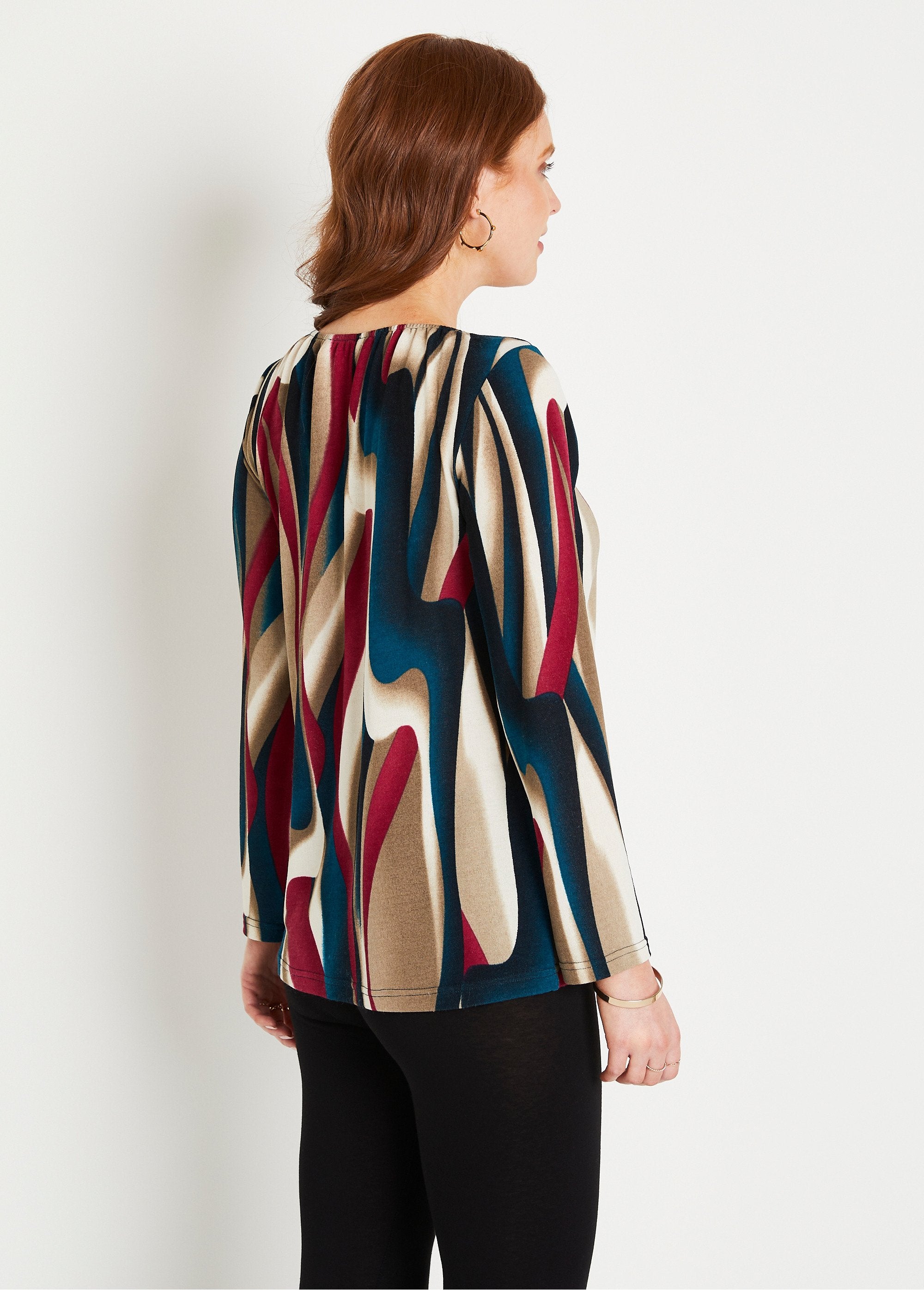 Camiseta_gráfica_larga_acampanada_grosella_azul_y_negra_DO1_slim