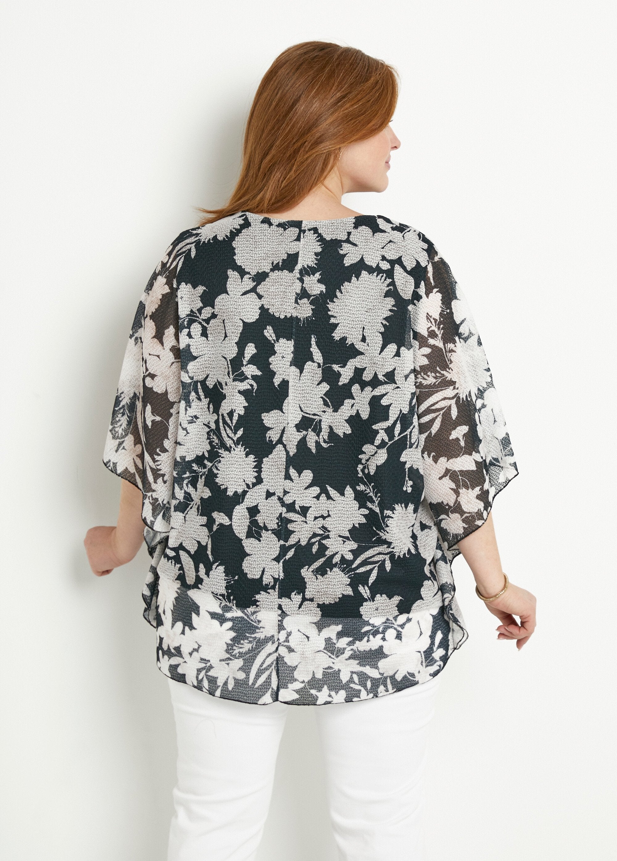 Camiseta_de_manga_larga_de_murciélago_con_estampado_floral_Negro_y_crudo_DO1_curvy