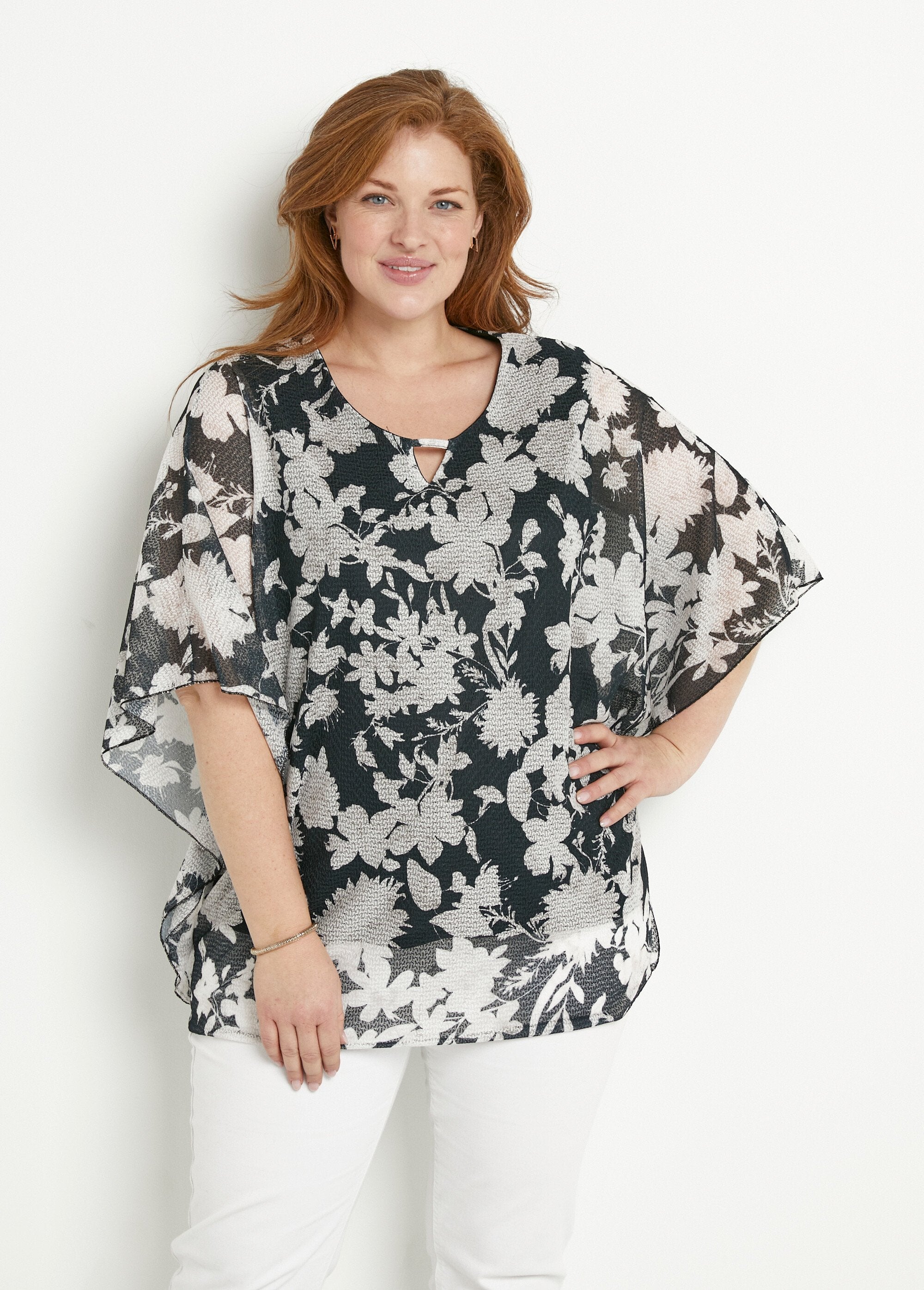 Camiseta_de_manga_larga_de_murciélago_con_estampado_floral_Negro_y_crudo_FA1_curvy