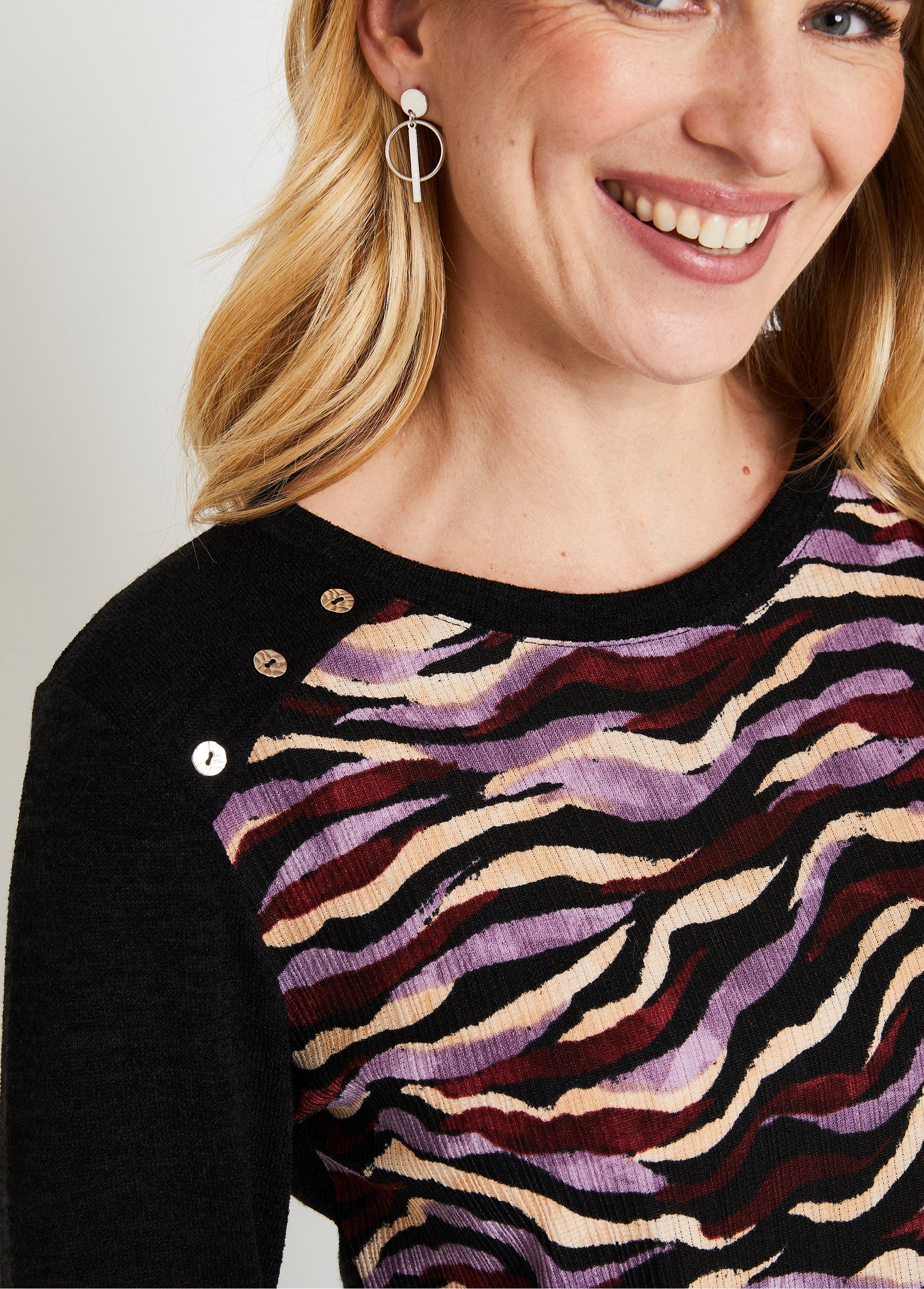 Camiseta_larga_gráfica_con_cuello_redondo_Negro_y_morado_DE2_slim