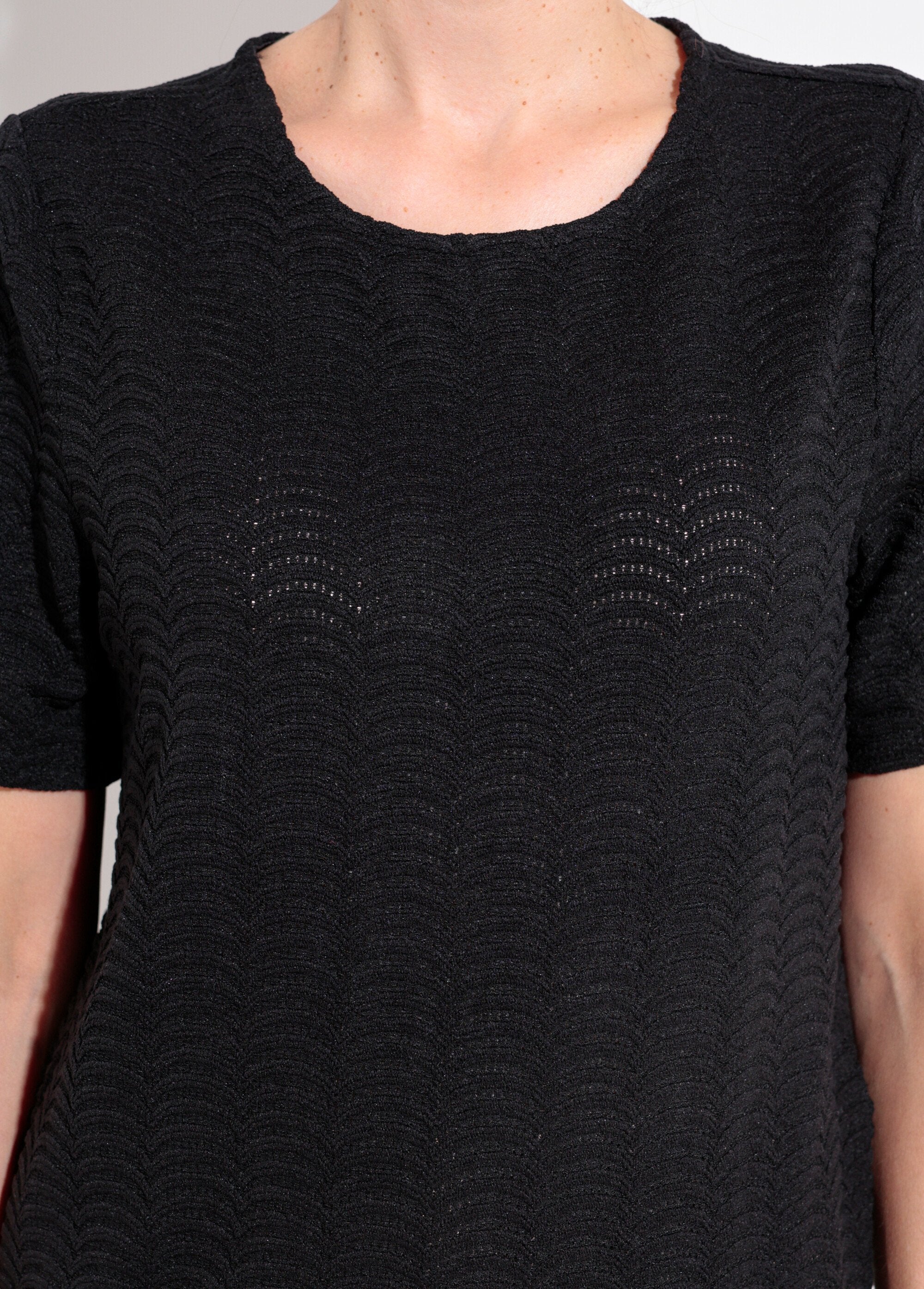 Camiseta_de_malla_con_estampado_de_escamas_en_relieve_Negro_DE1_slim