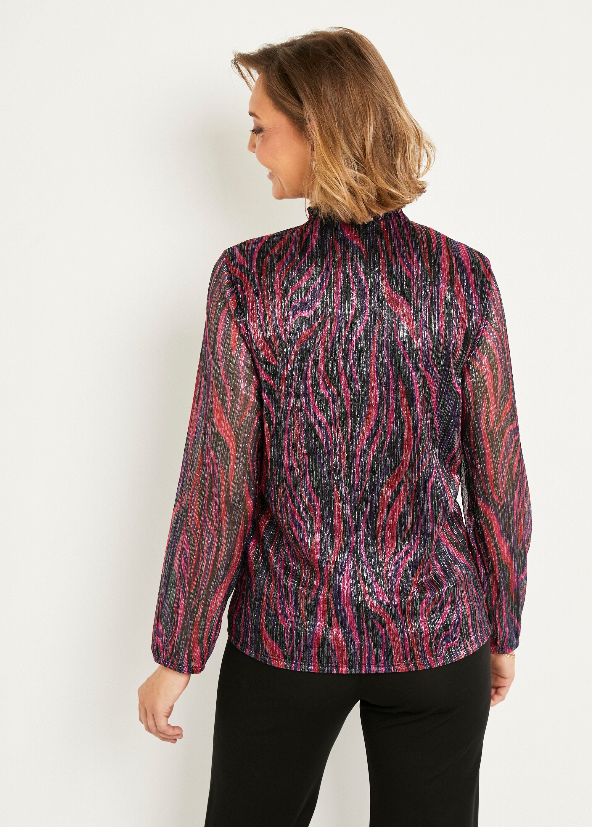 Camiseta_de_malla_plisada_con_estampado_gráfico_Negro_y_rosa_DO1_slim