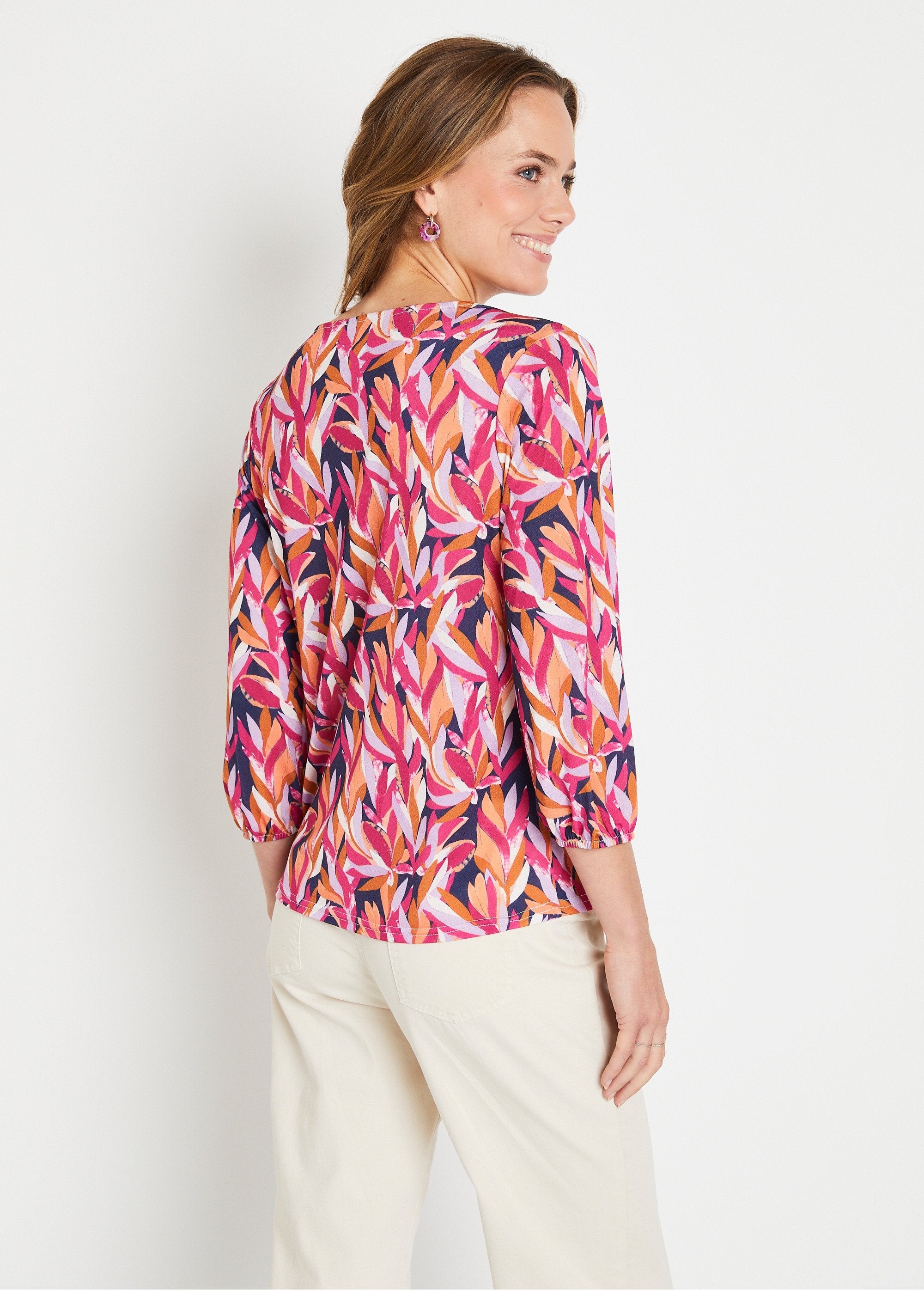 Camiseta_con_cuello_en_V_y_estampado_de_follaje,_de_largo_medio_y_corte_holgado_Azul_marino_y_rosa_DO1_slim