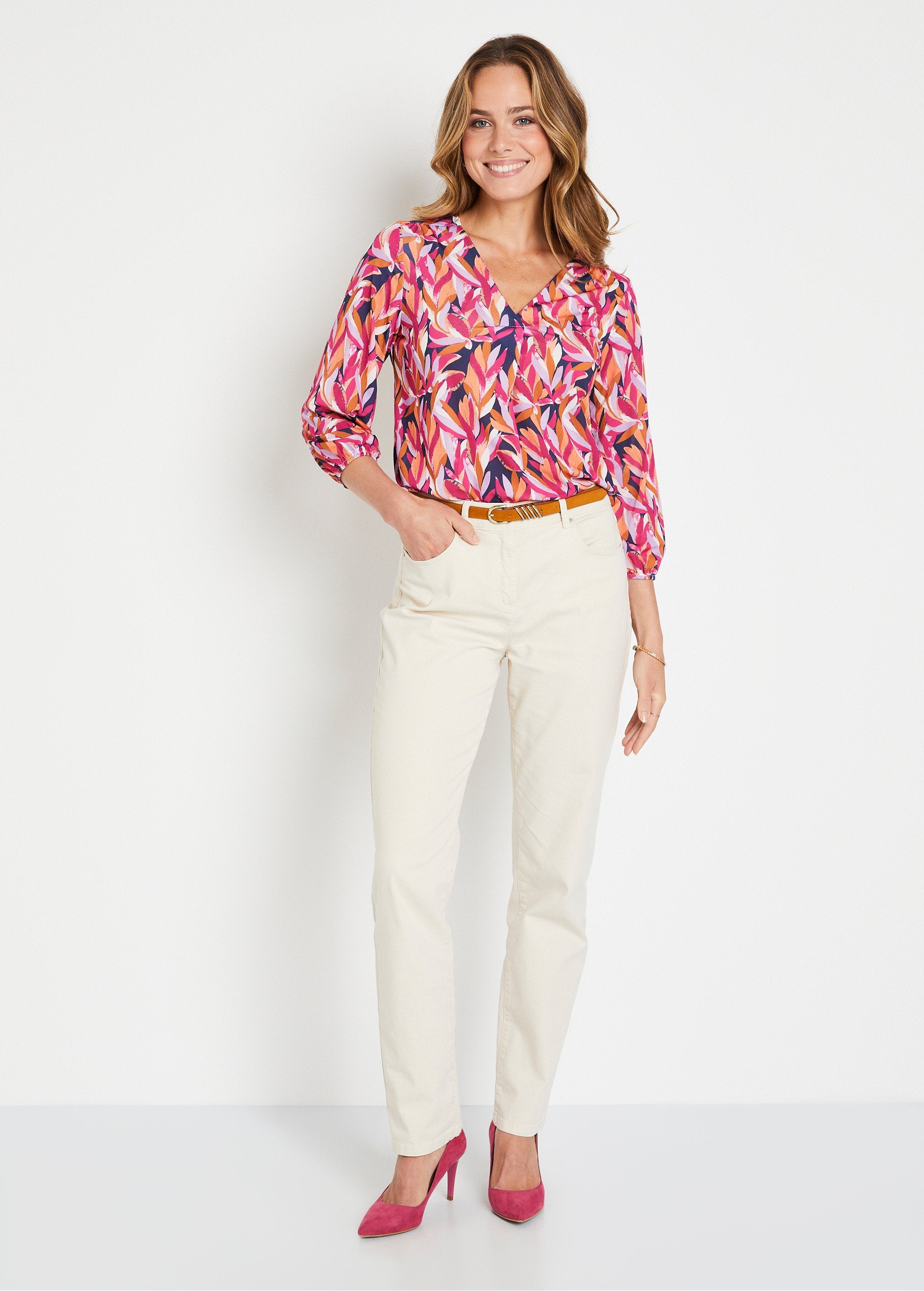 Camiseta_con_cuello_en_V_y_estampado_de_follaje,_de_largo_medio_y_corte_holgado_Azul_marino_y_rosa_SF1_slim