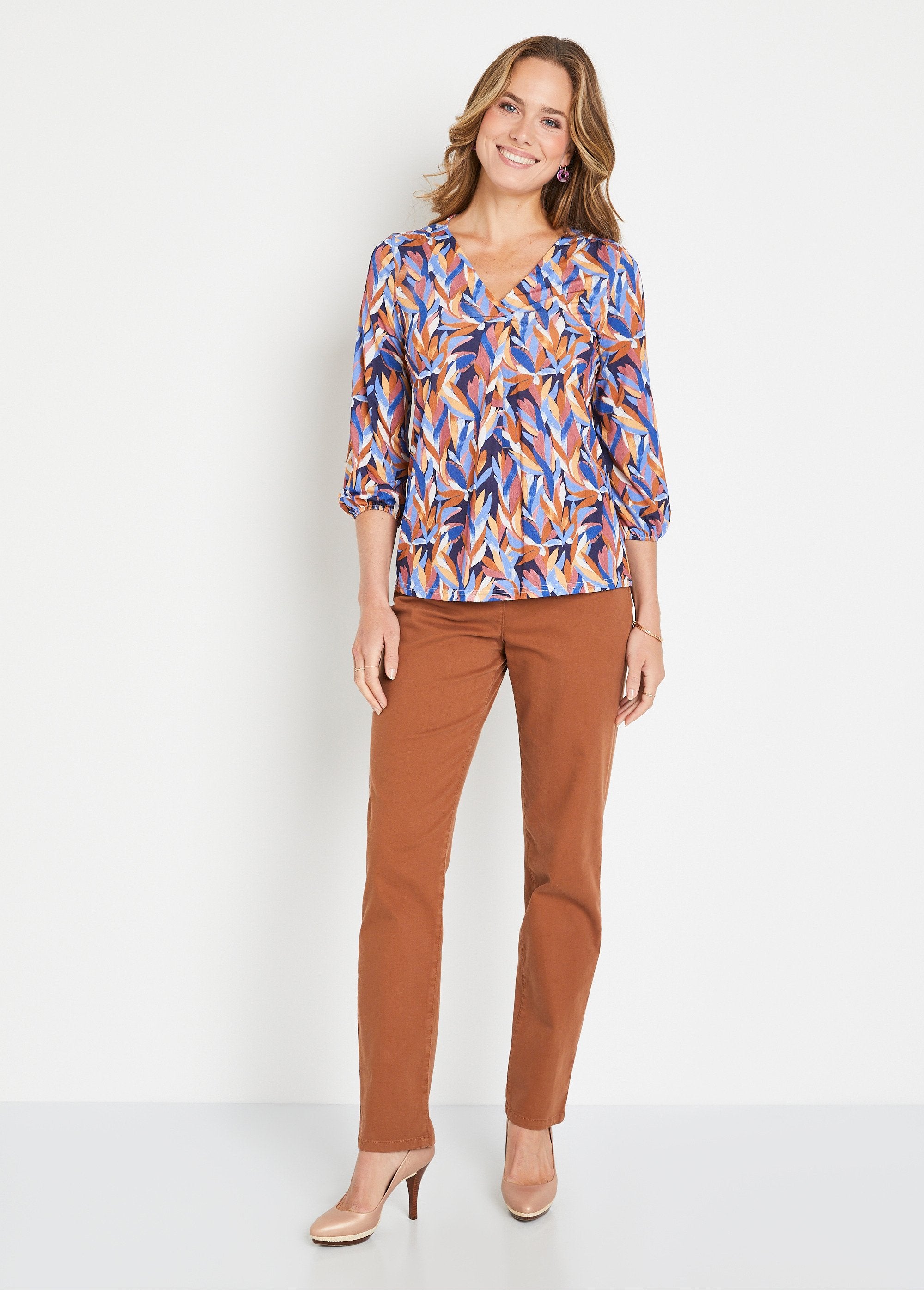 Camiseta_con_cuello_en_V_y_estampado_de_follaje,_de_largo_medio_y_corte_holgado_Azul_y_beige_SF1_slim