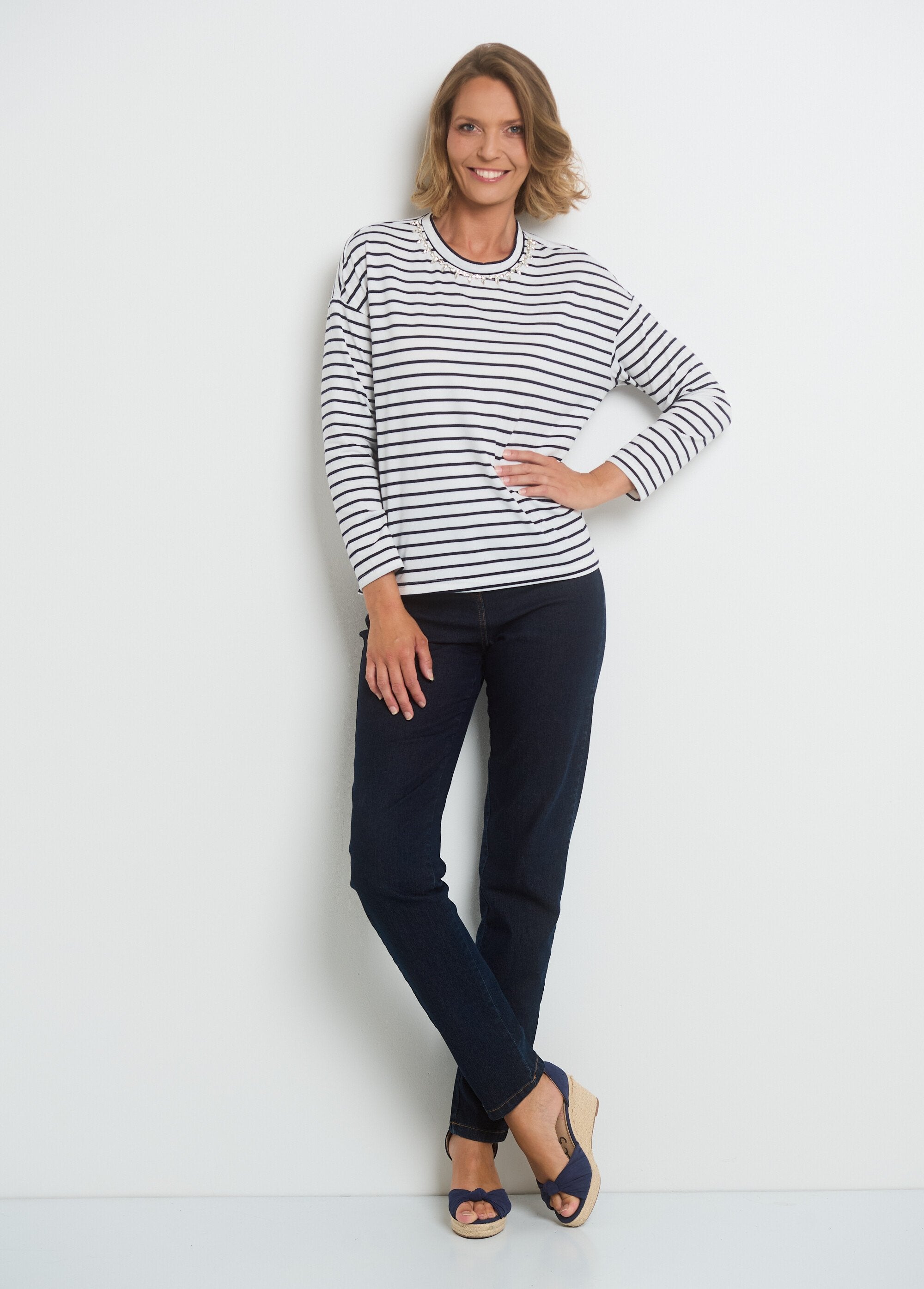 Camiseta_de_rayas_con_escote_de_strass_Rayas_blancas_SF1_slim