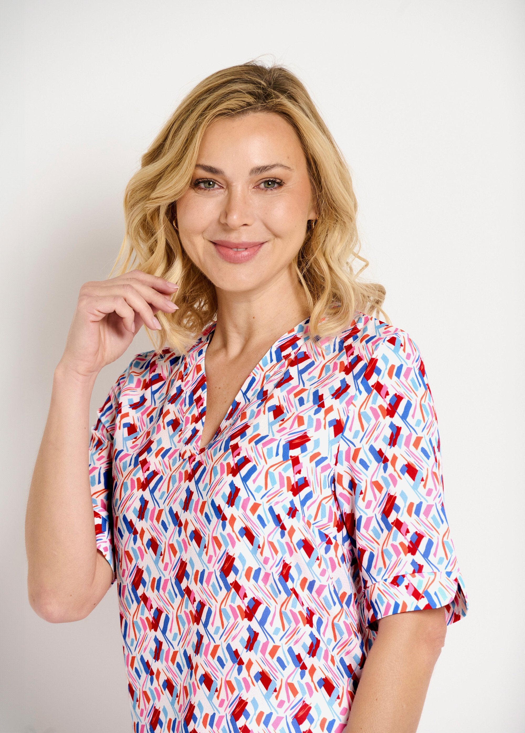 Túnica_de_escote_recto_en_V_y_mangas_cortas_estampadas_azul_y_rosa_DE1_slim