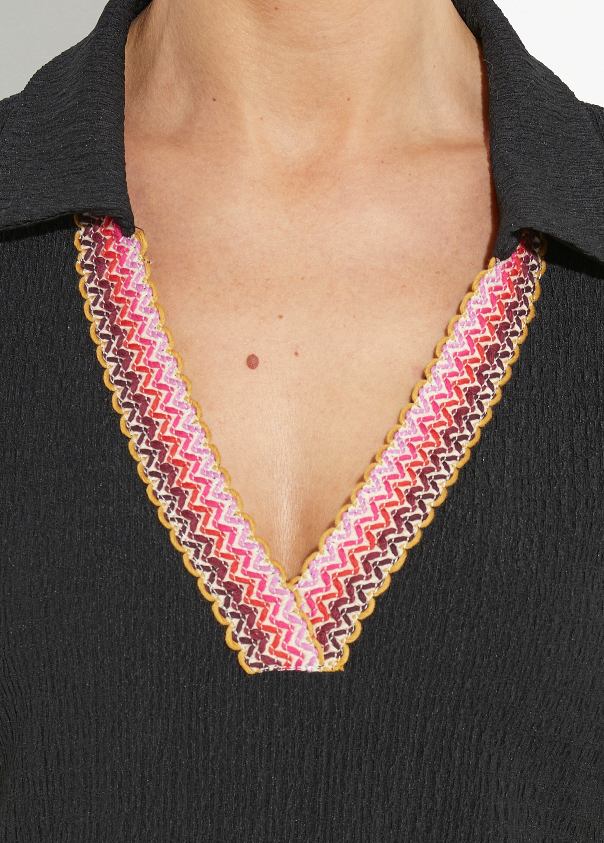 elegante_túnica_de_gofre_con_cuello_en_V_Negro_DE1_slim