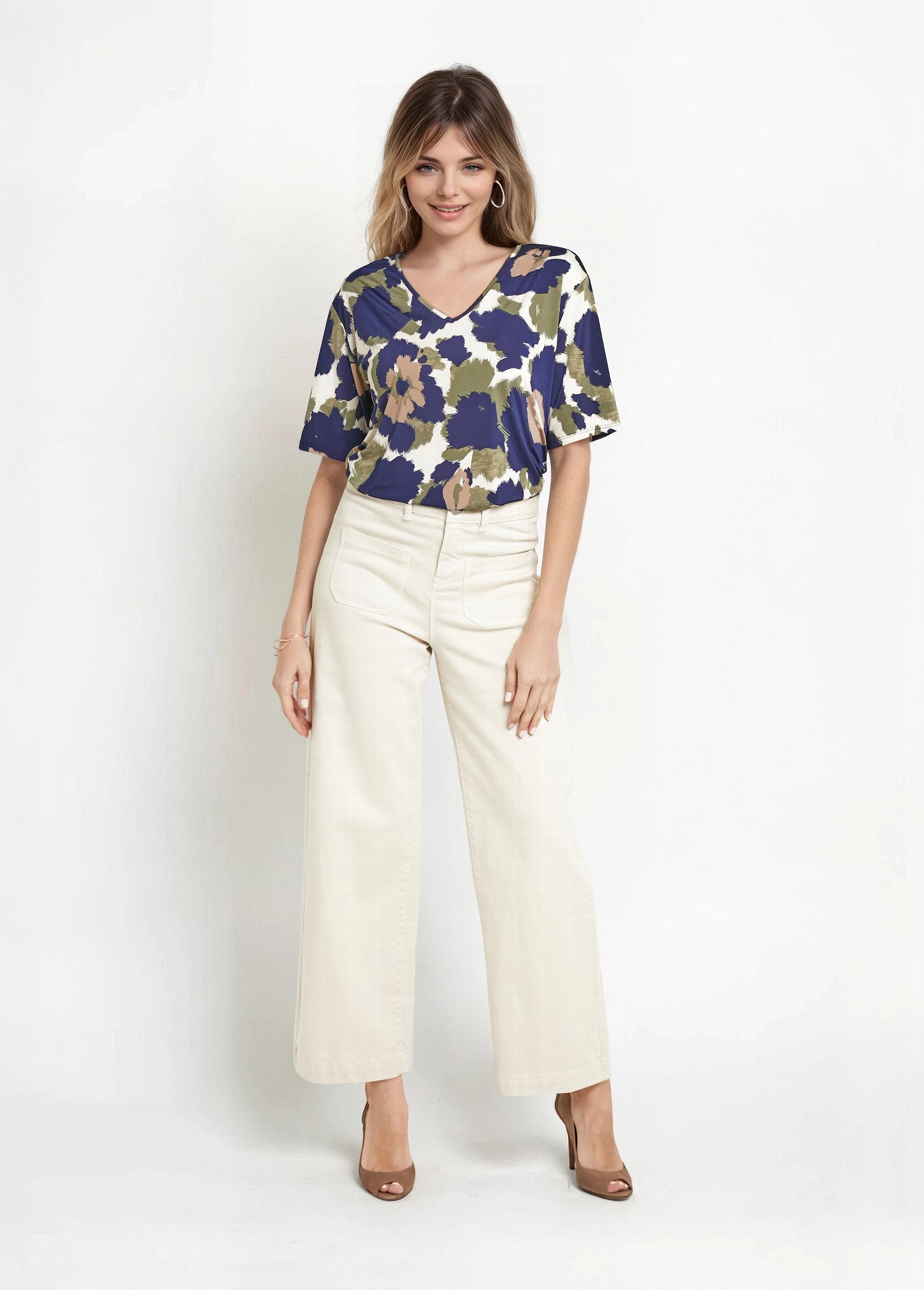 Túnica_elástica_con_escote_en_pico,_estampado_floral_estilizado._Azul_marino_y_caqui_SF1_slim