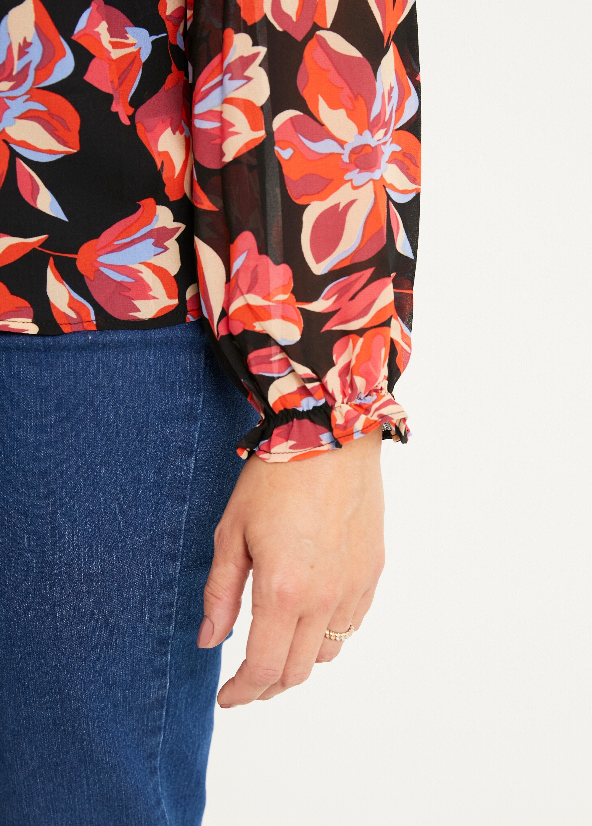 Túnica_de_gasa_con_estampado_de_flores_y_lazos_en_V_en_el_cuello_Estampados_negros_DE3_slim