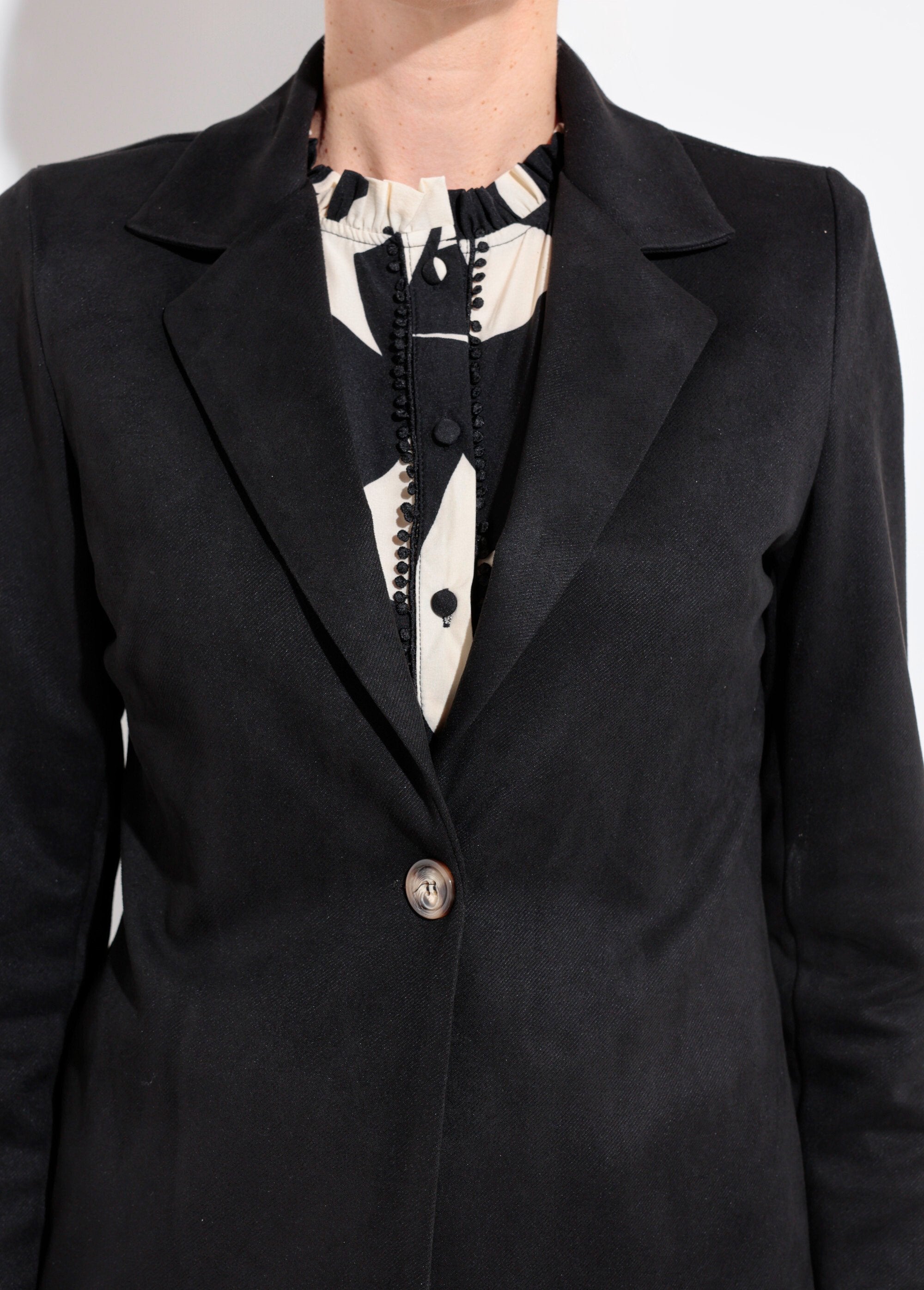 Chaqueta_de_cuello_sastre_de_sarga_suave_con_1_botón_Negro_DE1_slim