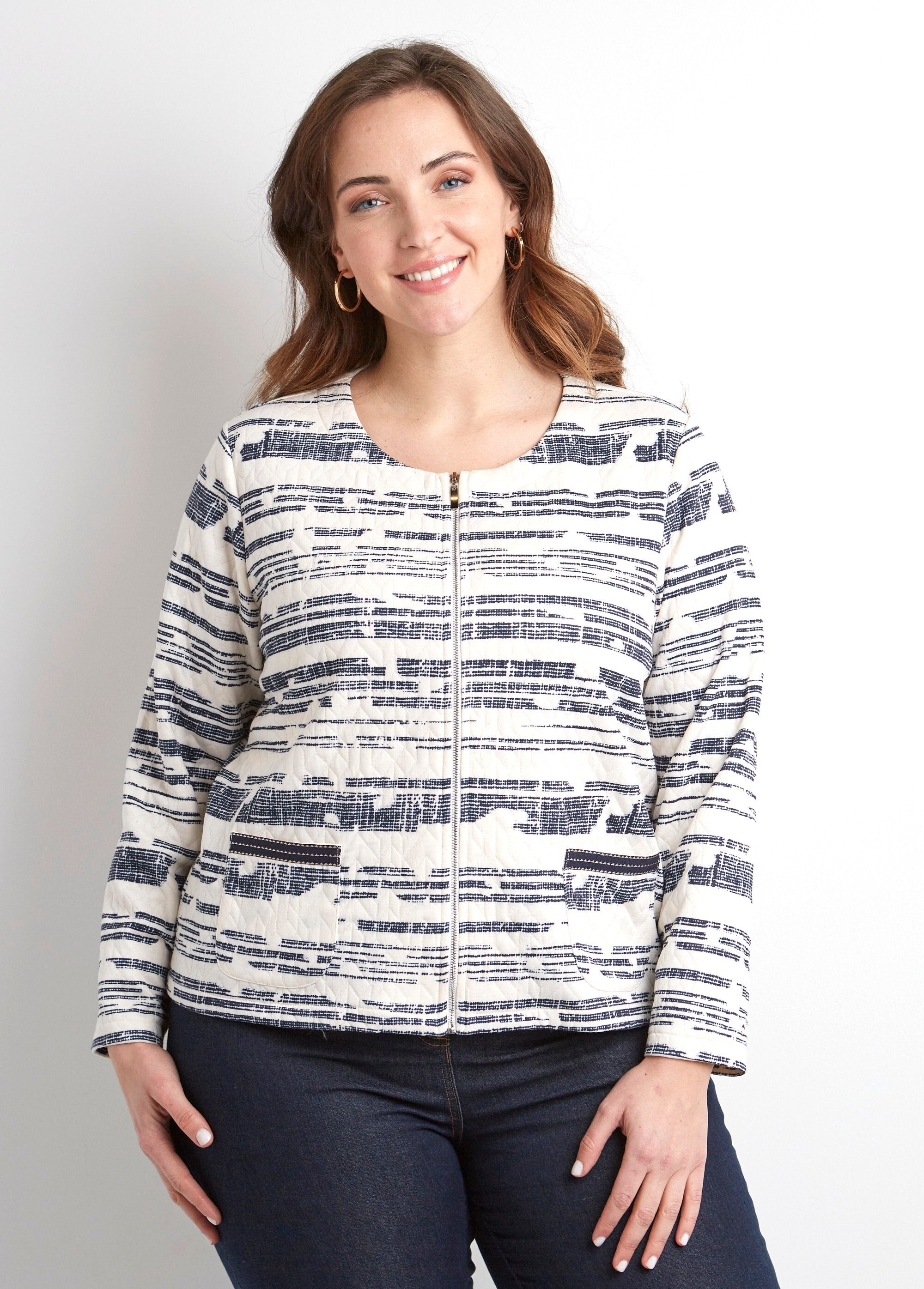 Chaqueta_corta_sin_cuello_con_cremallera_iridiscente_Crudo_y_marino_FA1_curvy