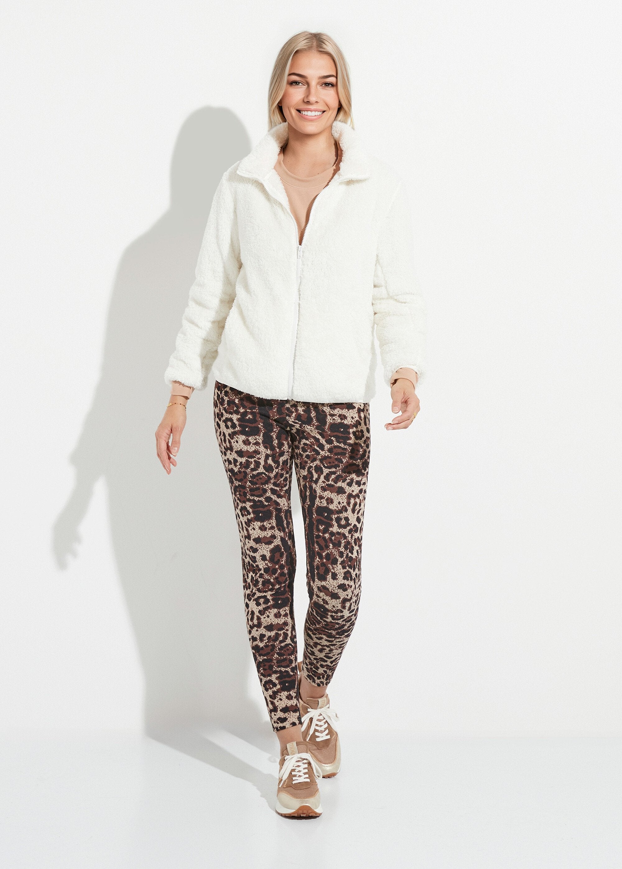 Chaqueta_de_piel_sintética_con_cuello_alto_y_mangas_largas._Crudo_SF1_slim