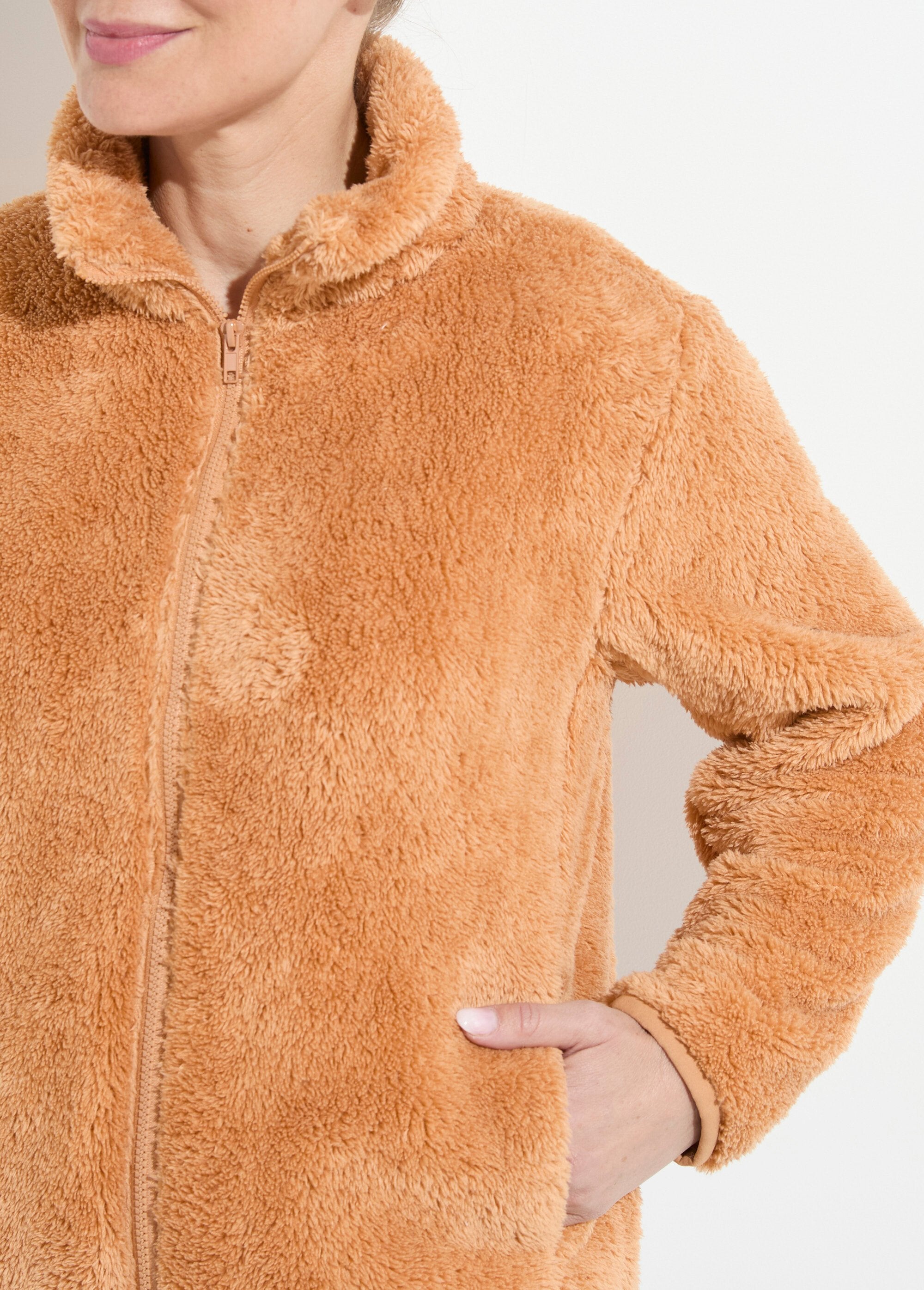 Chaqueta_de_piel_sintética_con_cuello_alto_y_mangas_largas._Gamuza_DE1_slim