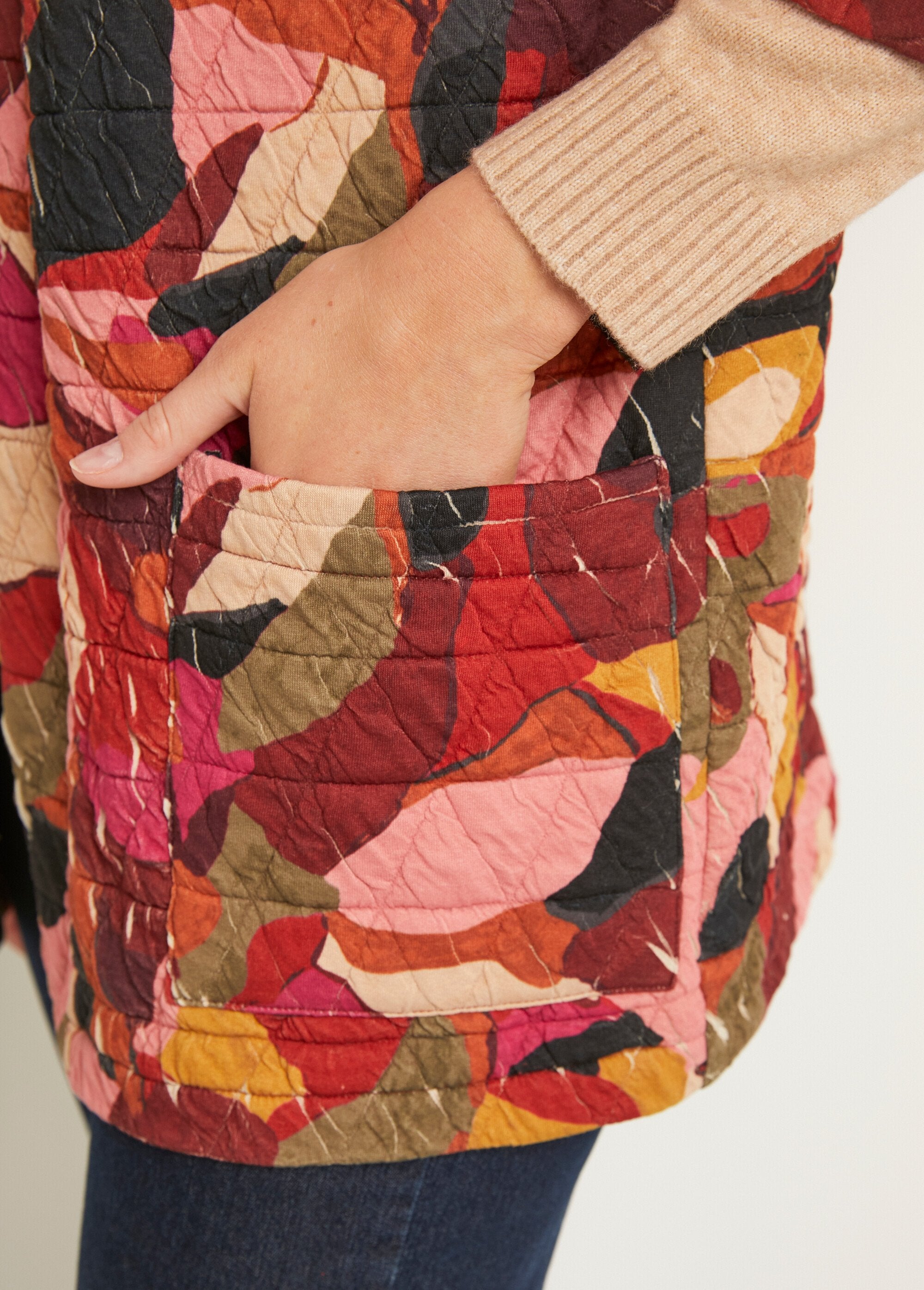 Chaqueta_larga_acolchada_con_estampado_de_borde_a_borde_rosa_y_marrón_DE3_slim