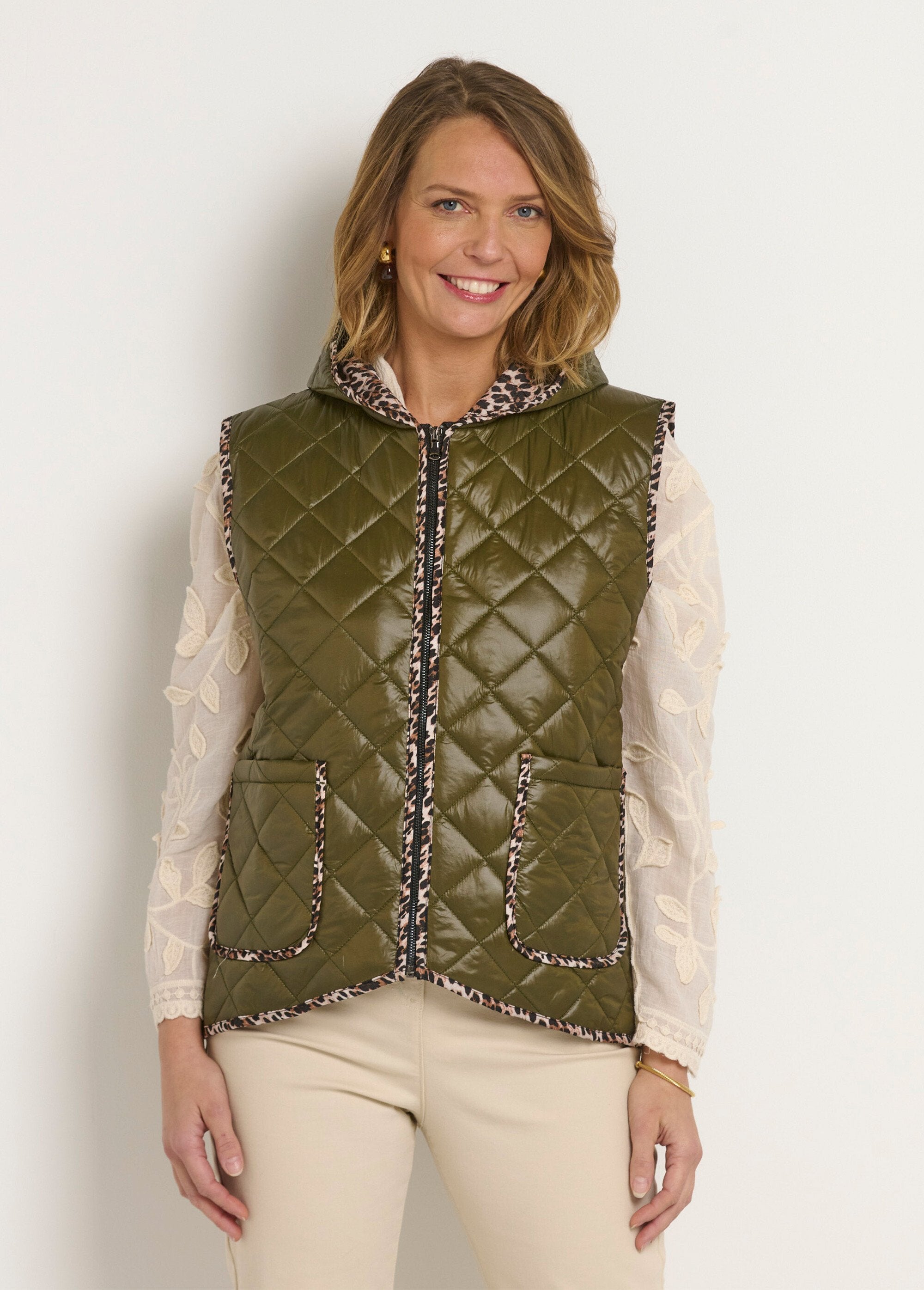 Chaqueta_acolchada_sin_mangas_con_capucha_Caqui_FA1_slim