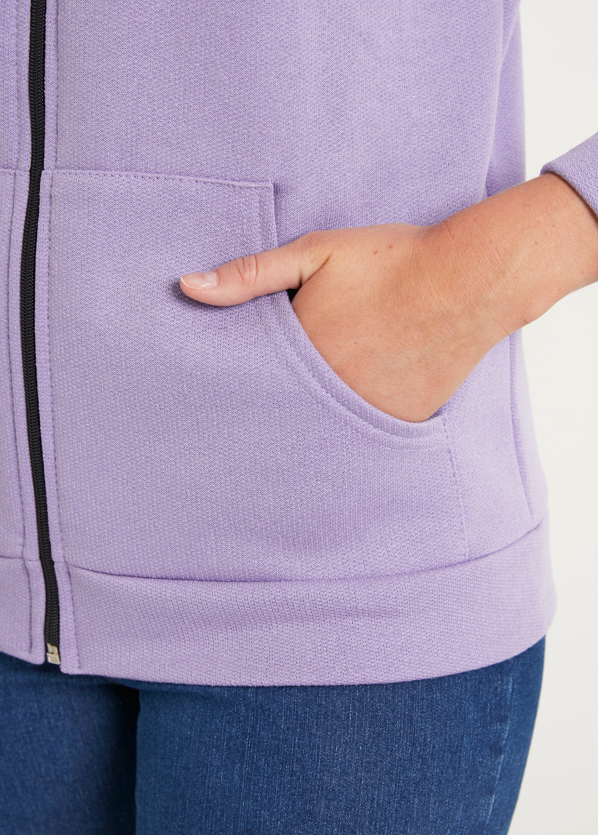 Chaqueta_polar_bordada_con_cremallera_lila_y_azul_marino_DE4_slim
