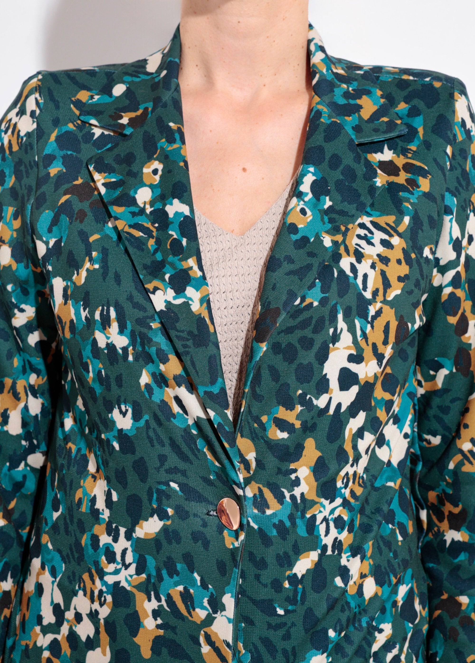 Chaqueta_con_estampado_artístico_y_botón_joya_de_metal_Pato_y_amarillo_DE1_slim