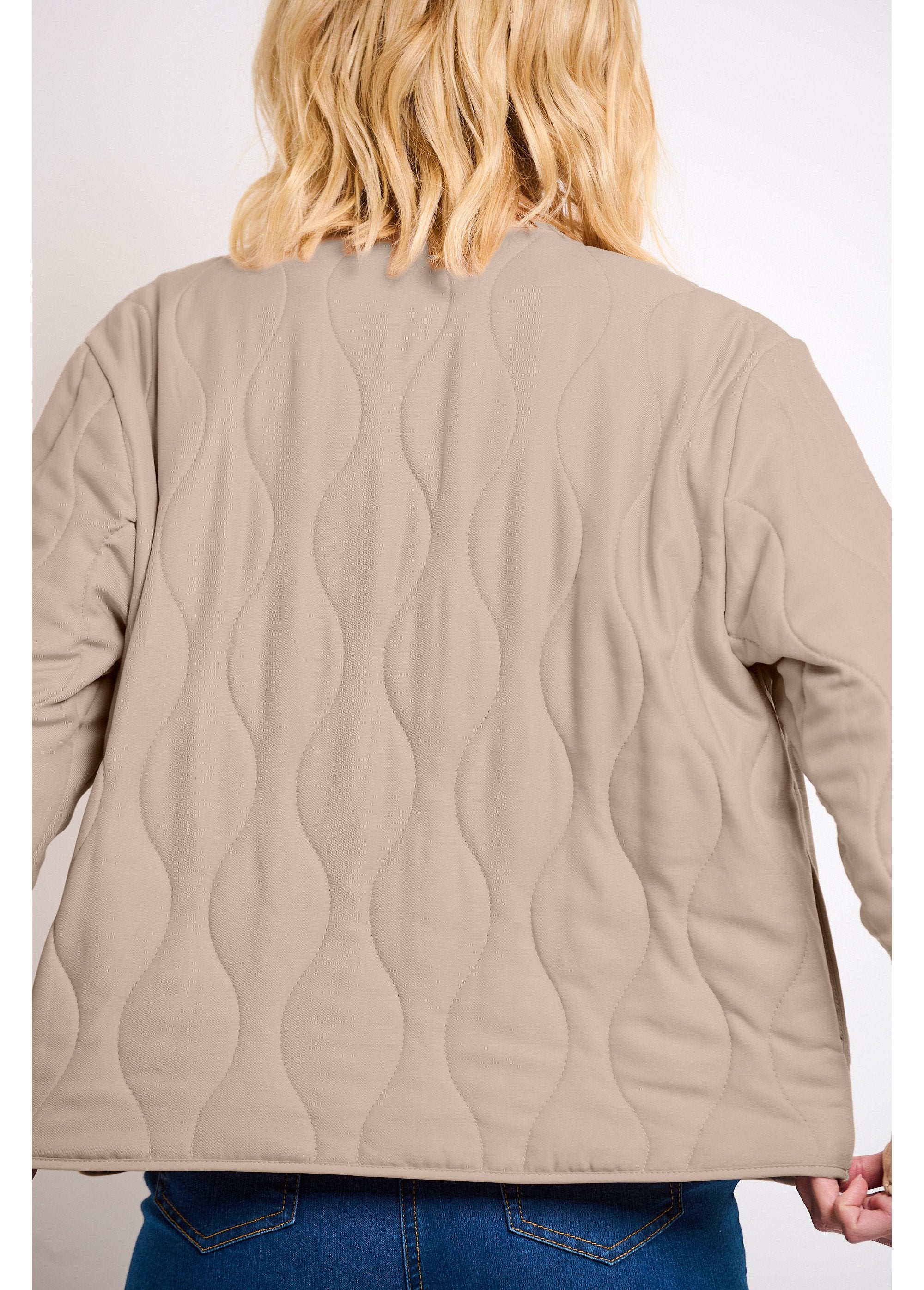 Chaqueta_corta_lisa_acolchada_con_cremallera_y_cuello_redondo_Beige_DO2_slim