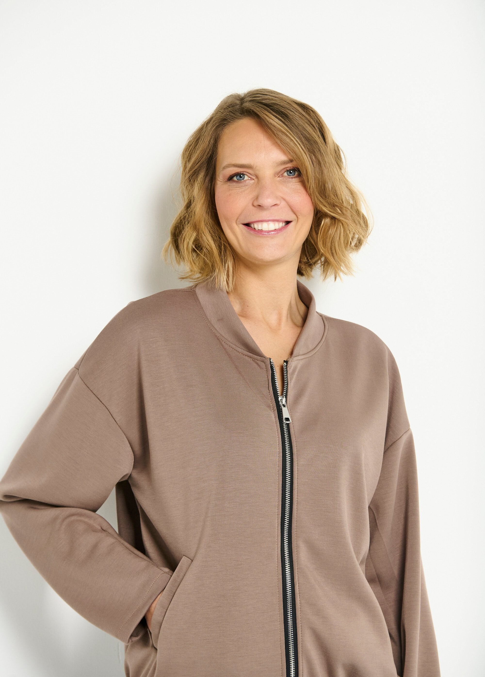 Chaqueta_estilo_osito_con_cremallera_para_mayor_comodidad_Lunar_DE1_slim