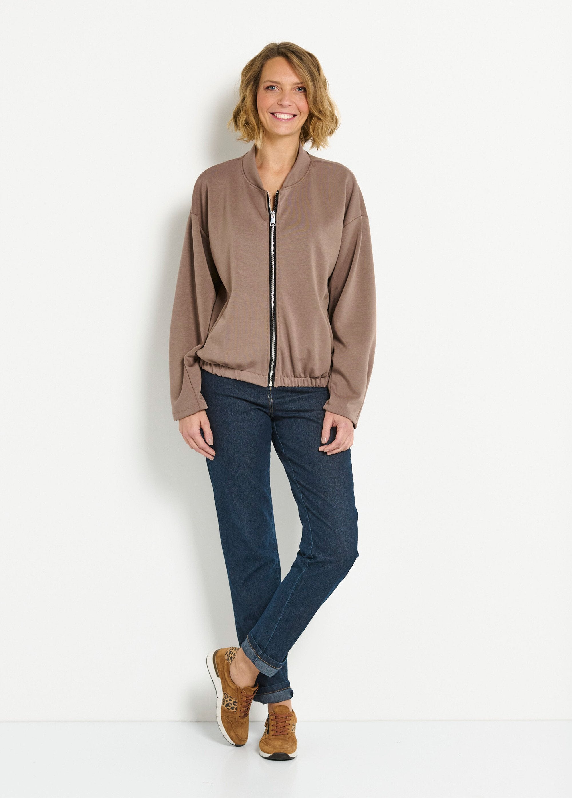 Chaqueta_estilo_osito_con_cremallera_para_mayor_comodidad_Lunar_SF1_slim