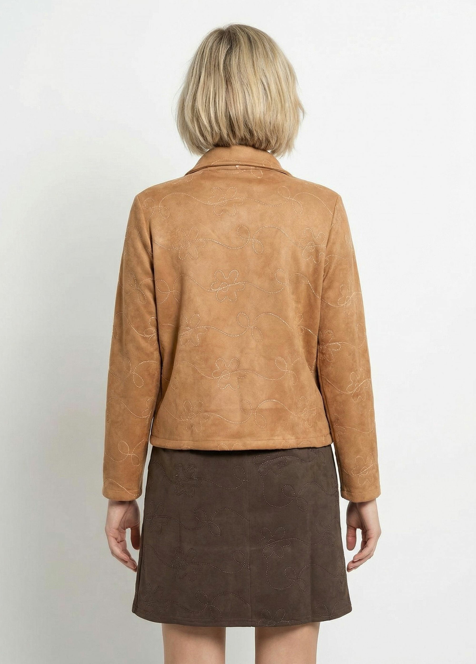 Chaqueta_estilo_motero_con_cremallera,_piel_sintética_camello_DO1_slim