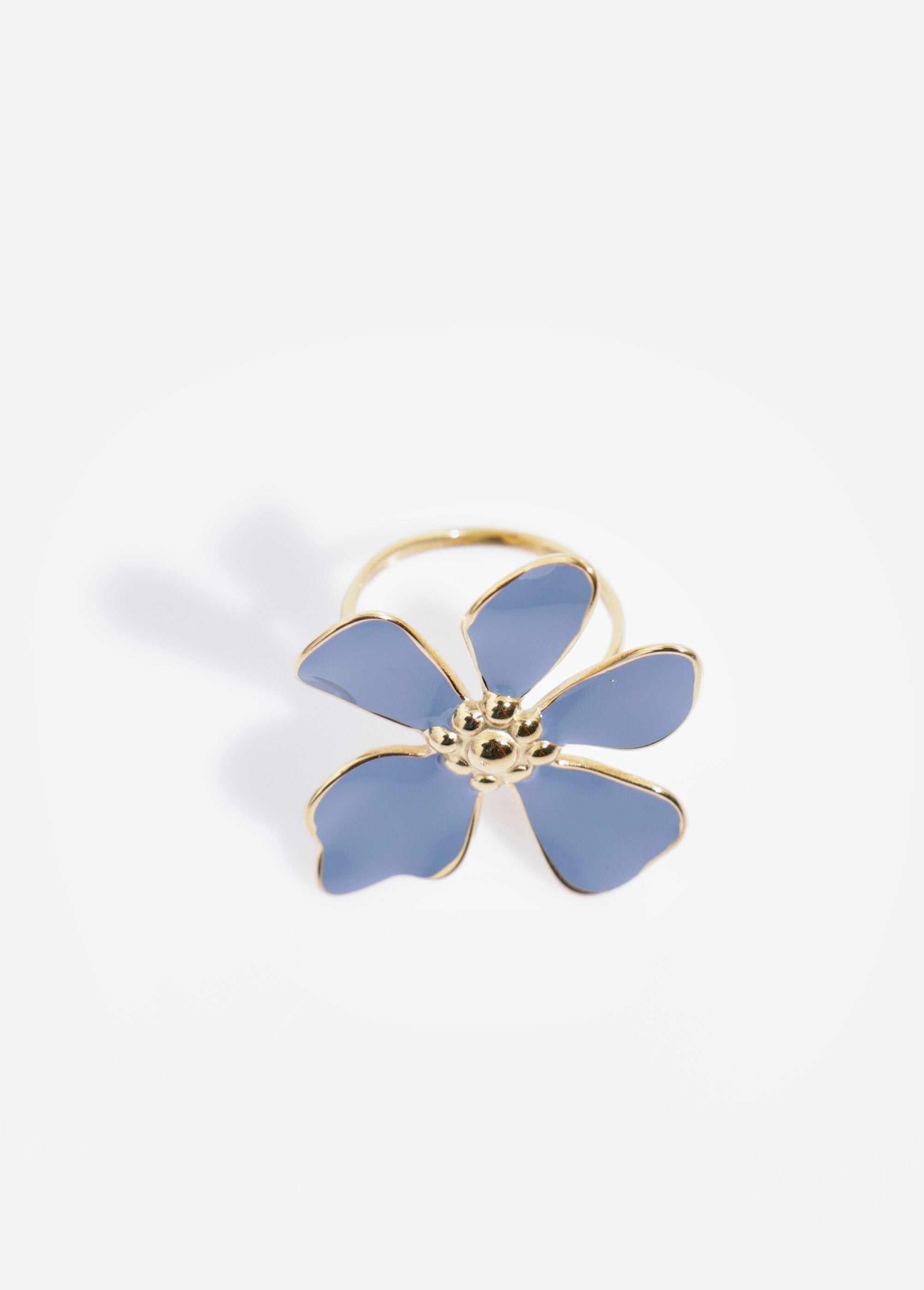 Anillo_de_acero_inoxidable_con_motivo_de_flor_azul._Oro_y_azul_DE1_slim