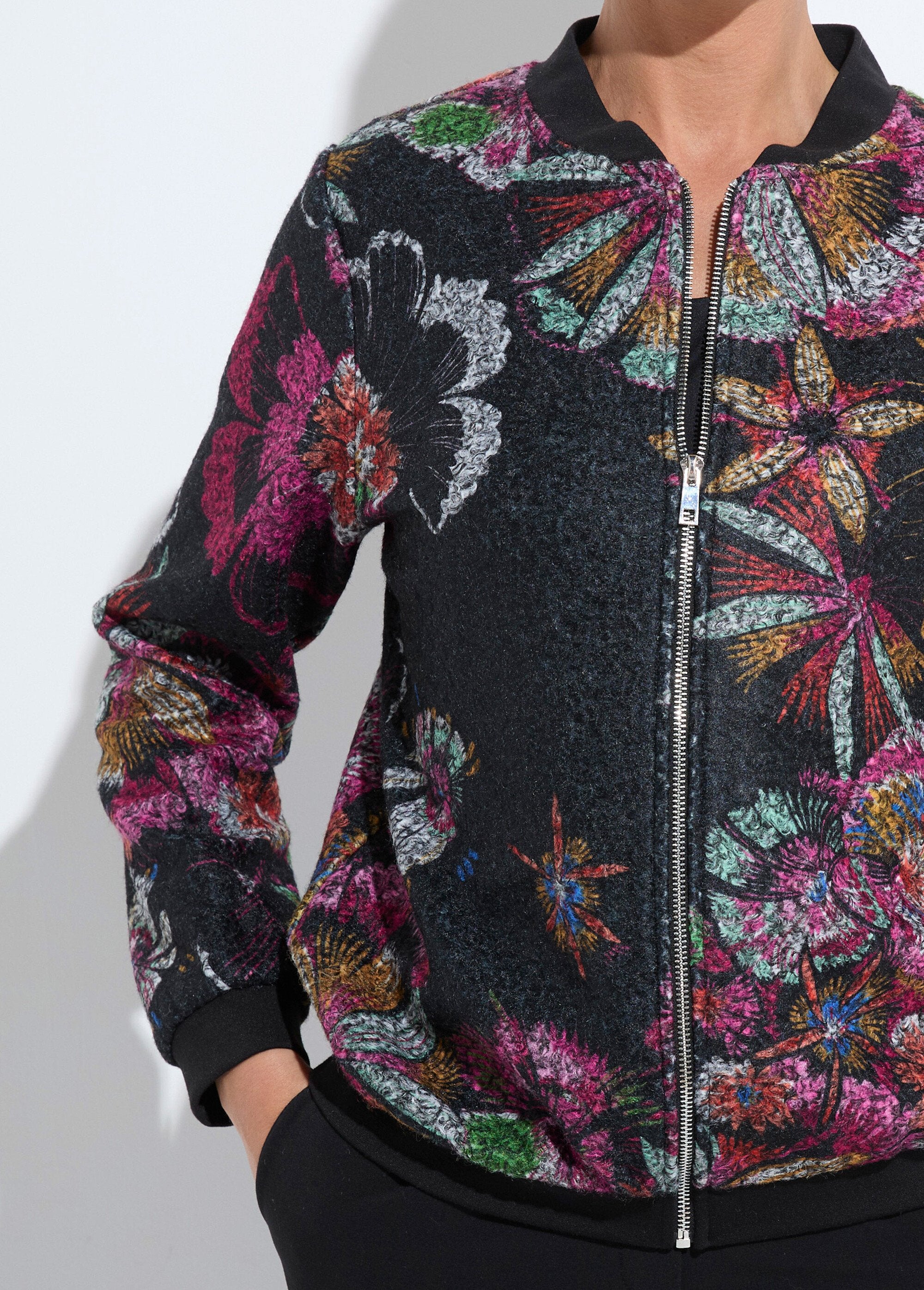 Chaqueta_estilo_bomber_en_tejido_de_rizo_estampado_Negro_y_rosa_DE1_slim