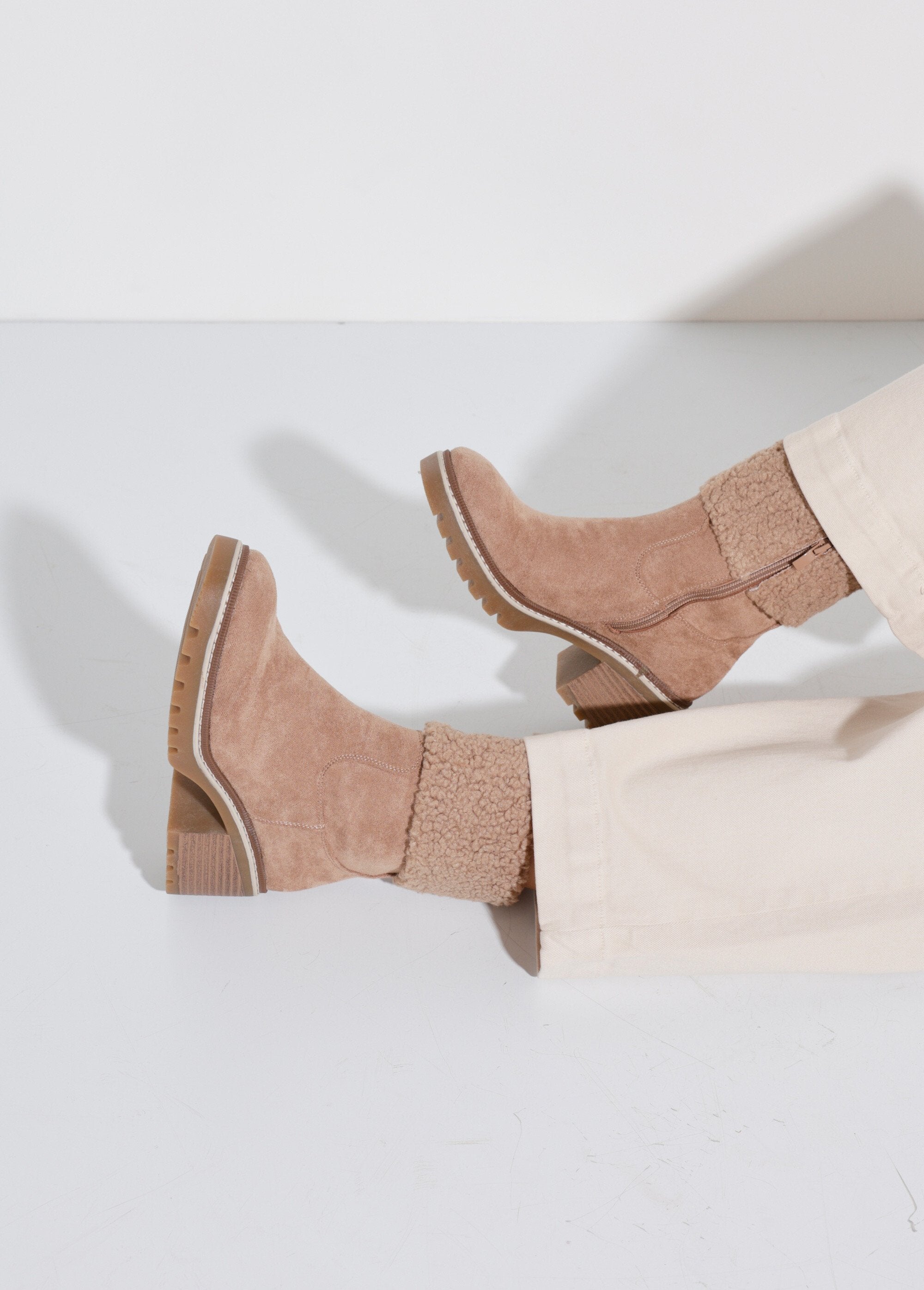 Botas_de_ante_con_tacones_y_puños_de_piel_Beige_SF1_slim