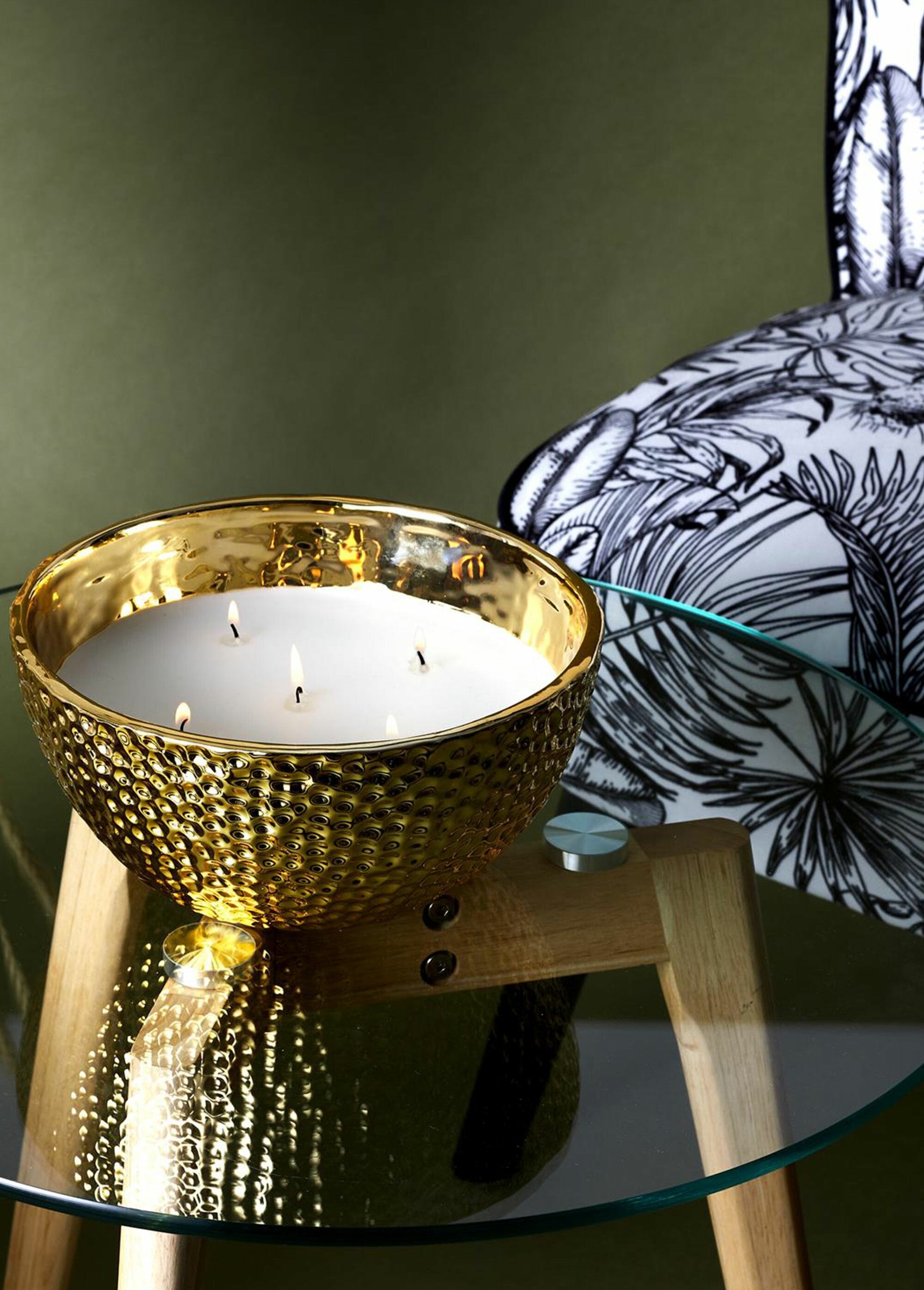 Vela_perfumada_en_un_recipiente_de_metal_martillado._5_mechas_SF1_slim