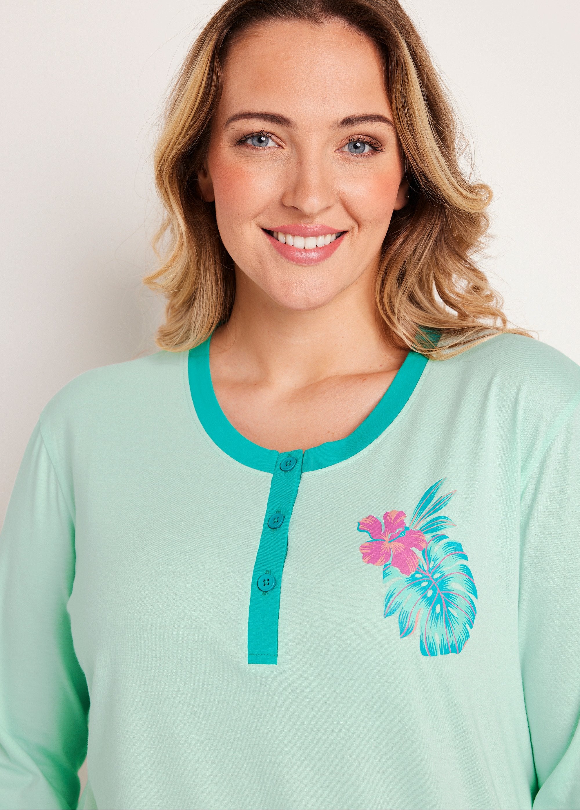 Camisón_liso_de_algodón_con_estampado._Estampado_tropical_DE1_curvy