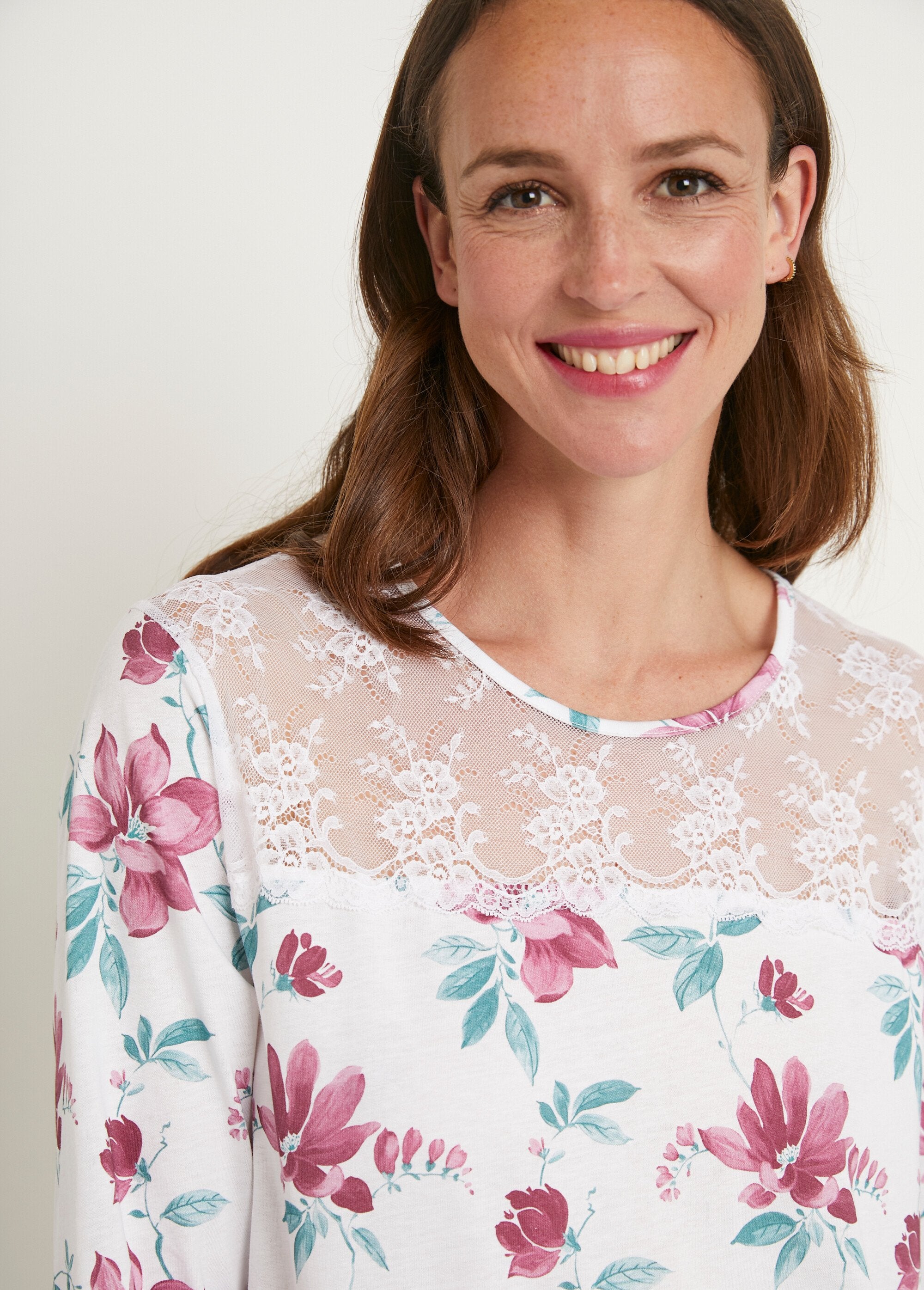 Camisón_largo_medio_de_algodón_y_encaje_Estampado_rosa_DE1_slim