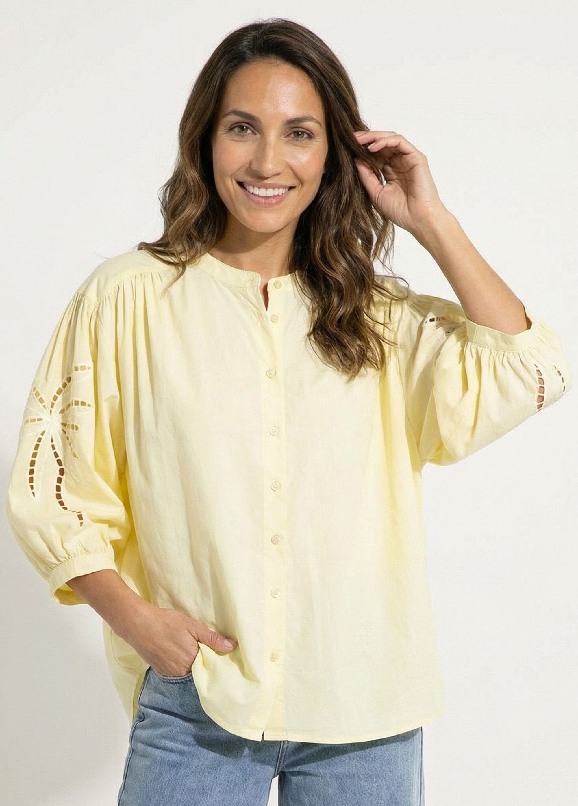 Blusa_holgada_con_mangas_de_palmera_bordadas_amarillo_y_blanco_FA1_slim
