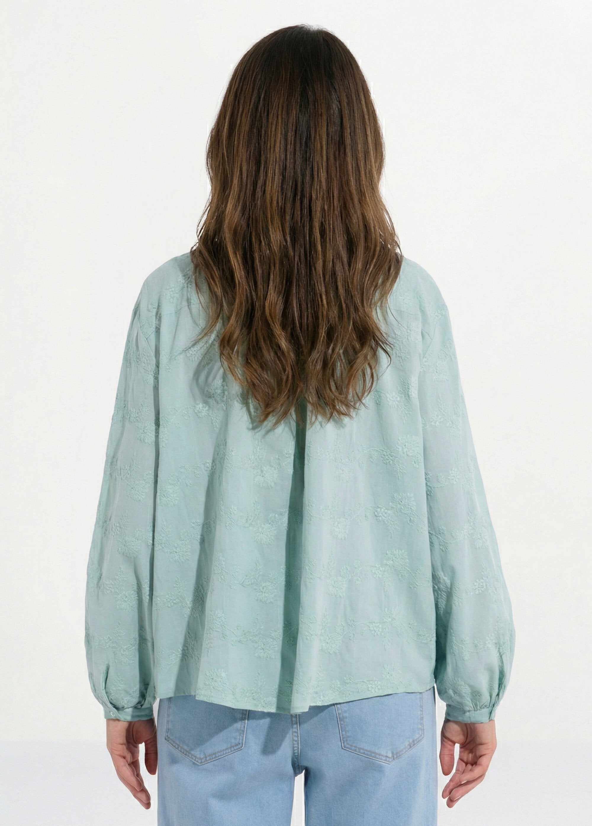 Blusa_de_algodón_bordada_con_botones_y_cuello_con_volantes_Verde_DO1_slim