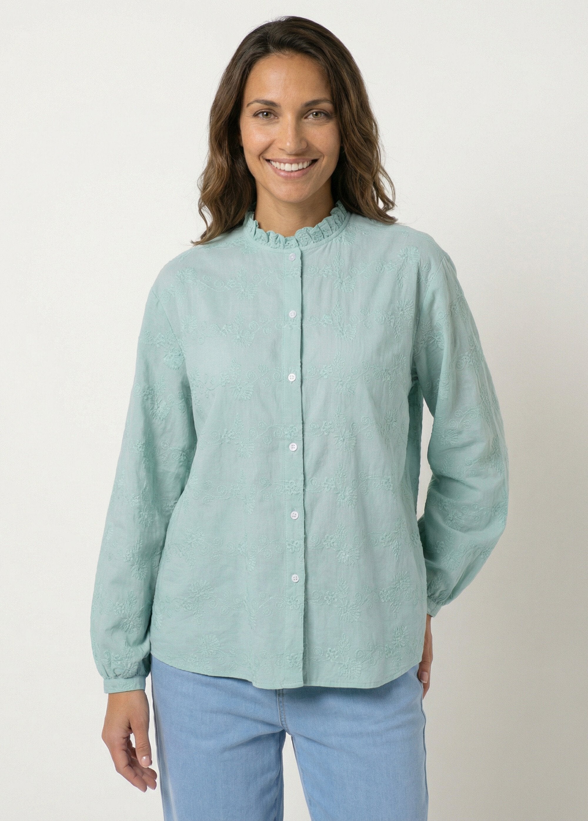 Blusa_de_algodón_bordada_con_botones_y_cuello_con_volantes_Verde_FA1_slim