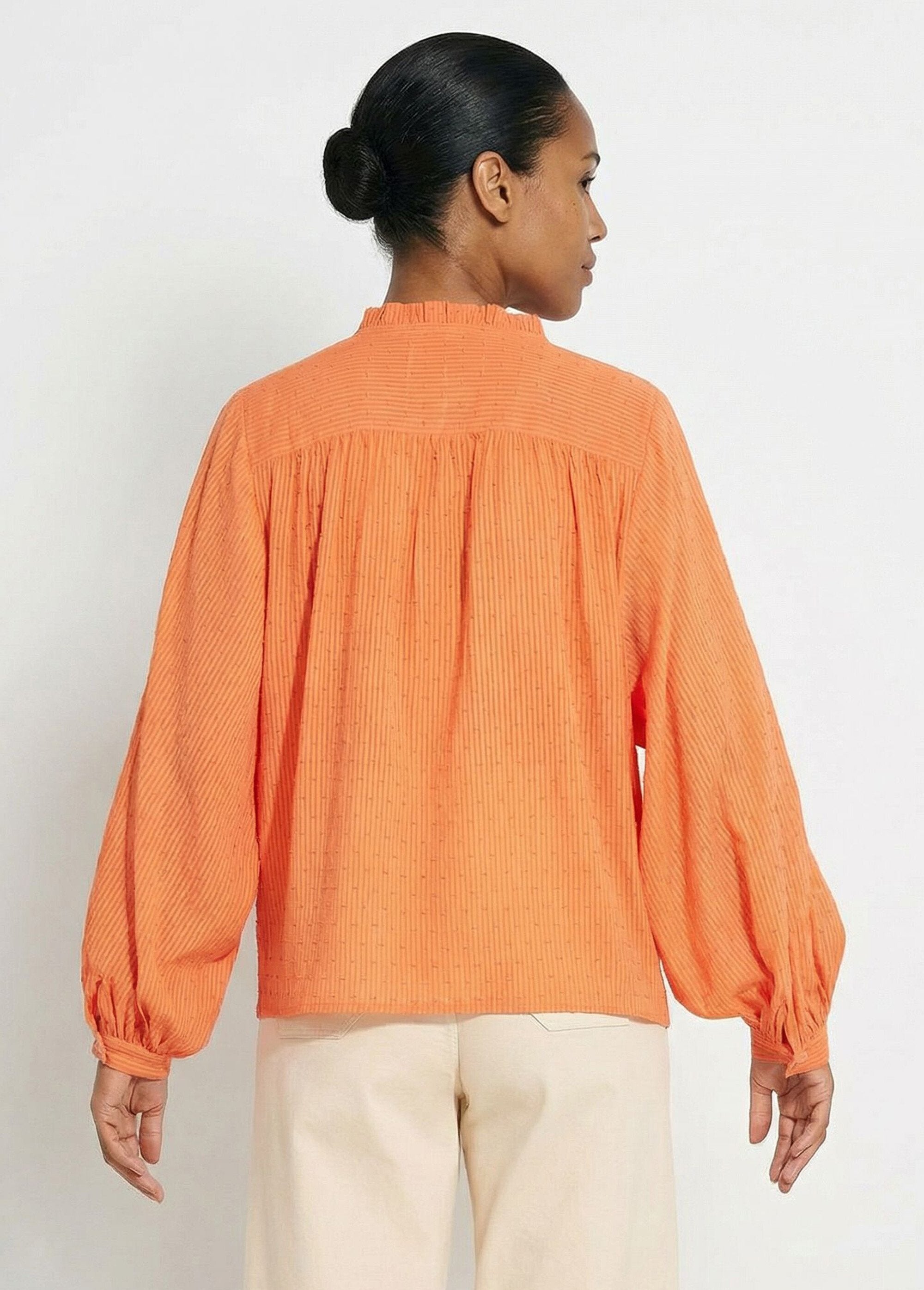 Blusa_con_cuello_con_volantes_de_algodón_plumeti_a_rayas_naranja_DO1_slim