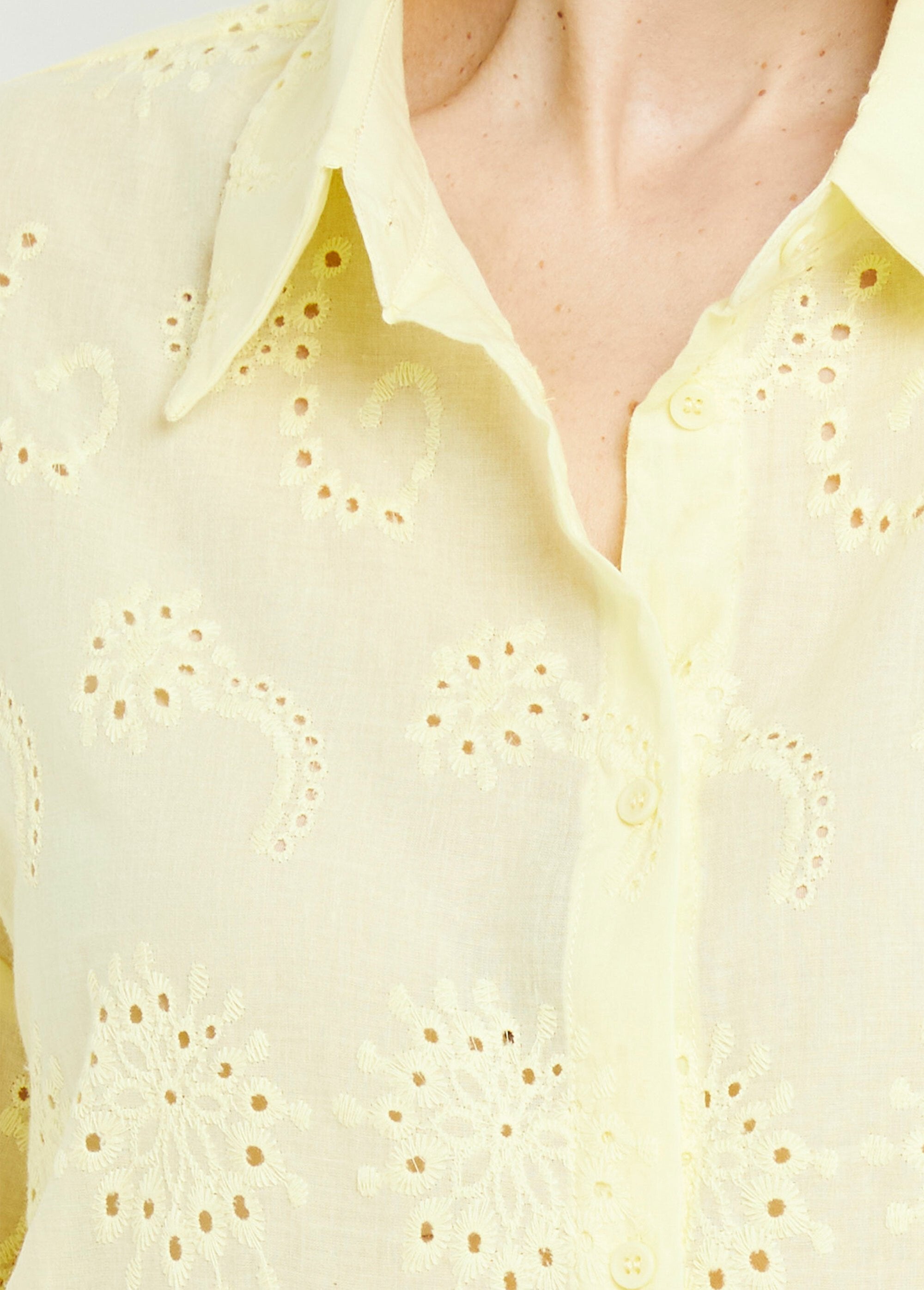 Blusa_de_algodón_con_bordado_de_ojales_AMARILLO_DE1_slim