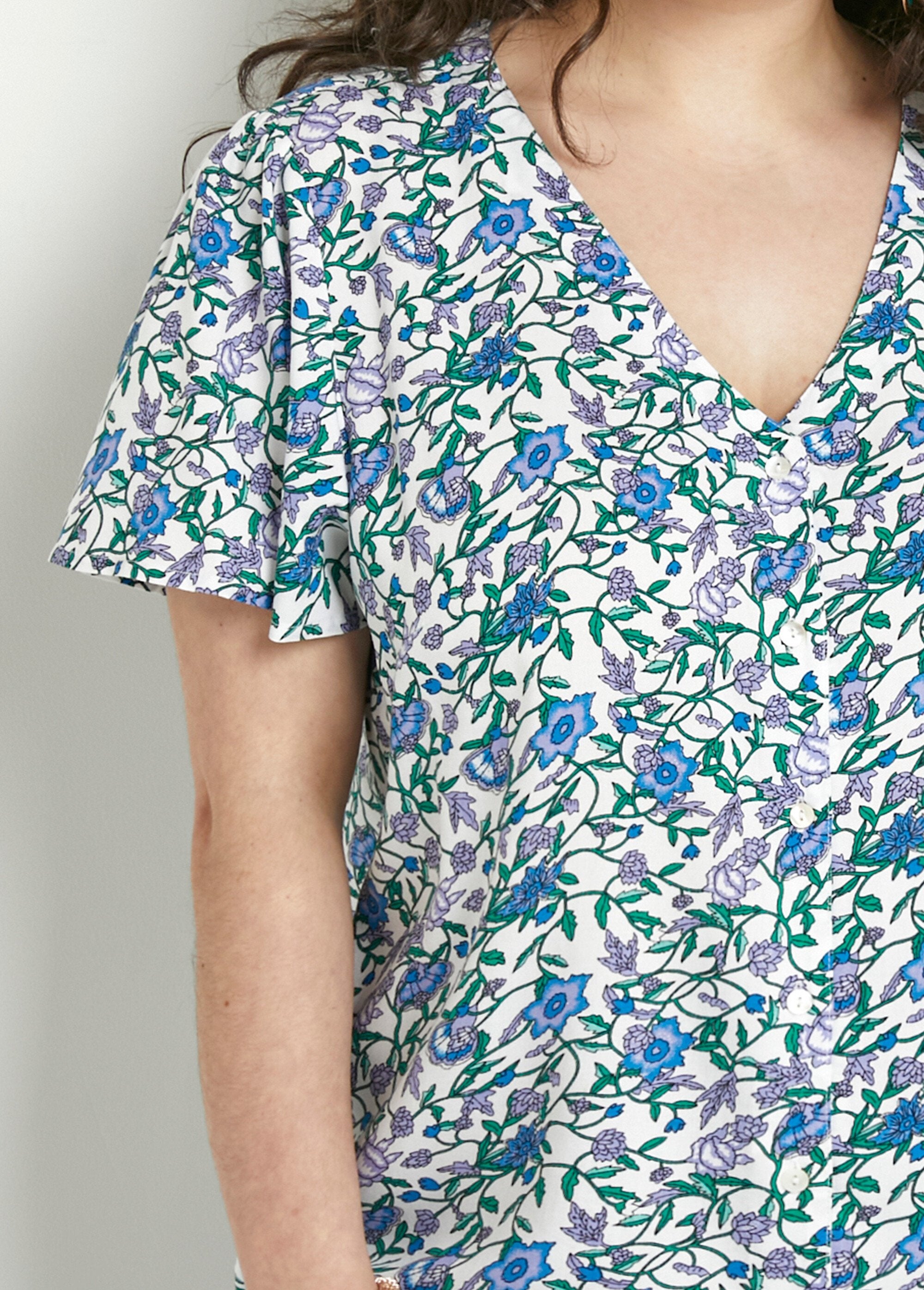 Blusa_floral_de_manga_corta_con_cuello_en_V_diablillo_verde_DE1_curvy