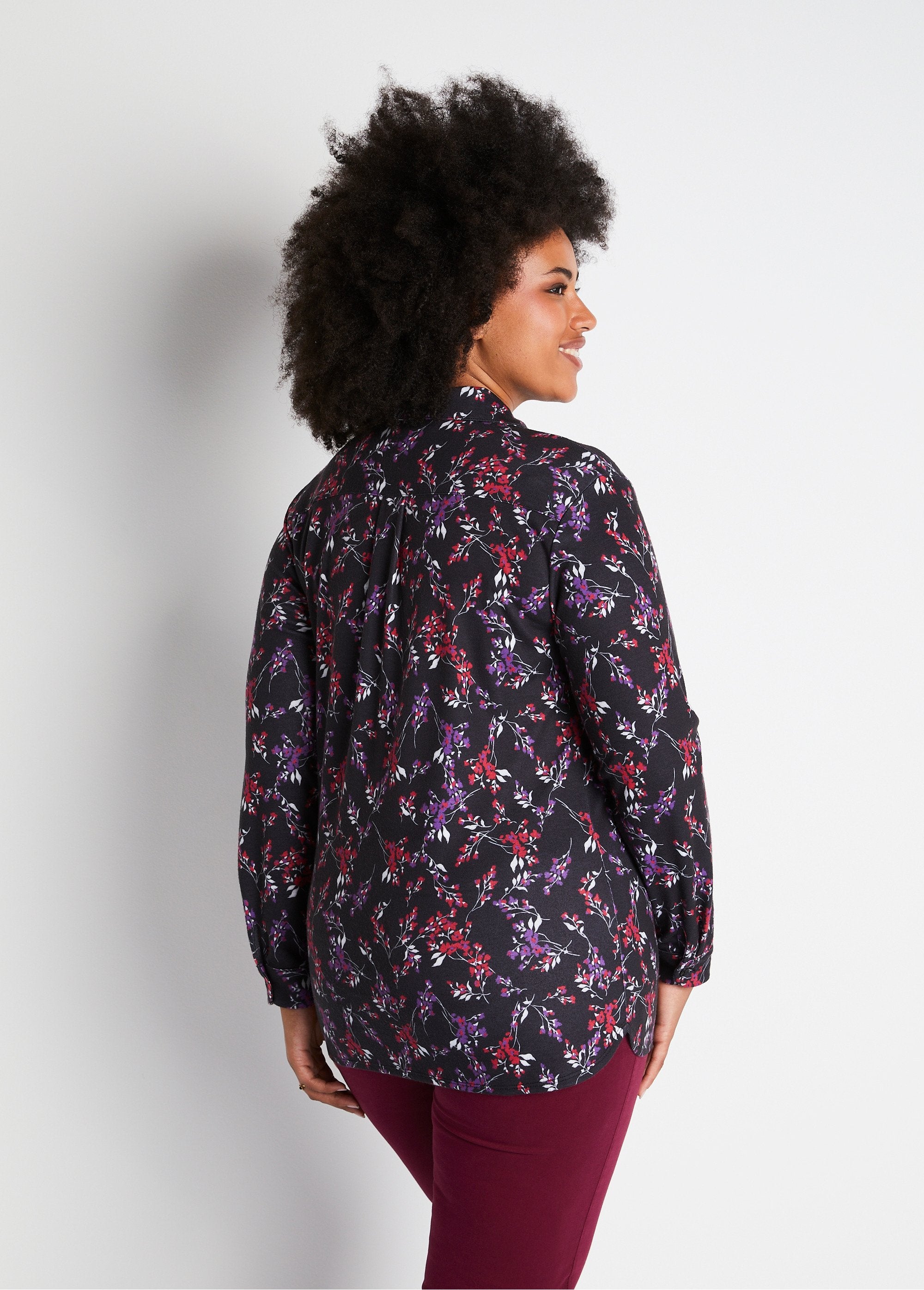 Blusa_de_punto_cálida_con_flores_Estampado_negro_DO1_curvy