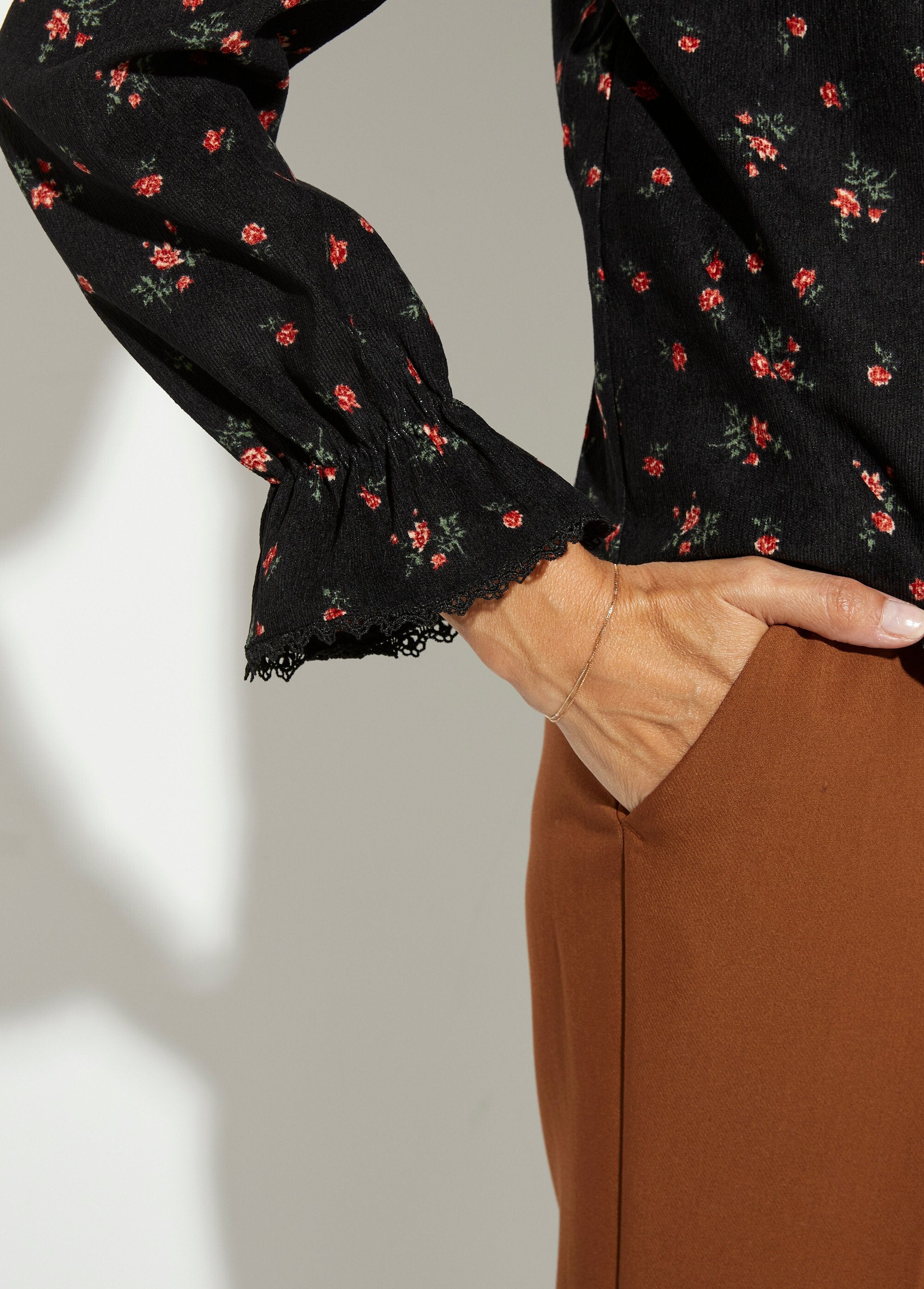 Blusa_de_pana_con_estampado_de_rosas_Estampados_negros_DE1_slim