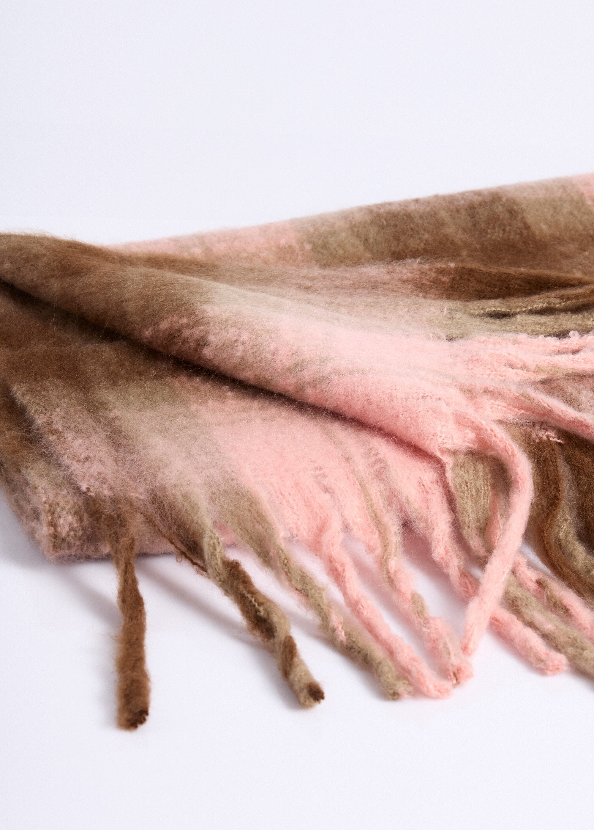 Bufanda_larga_a_cuadros_con_flecos_Azulejos_rosas_DE1_slim