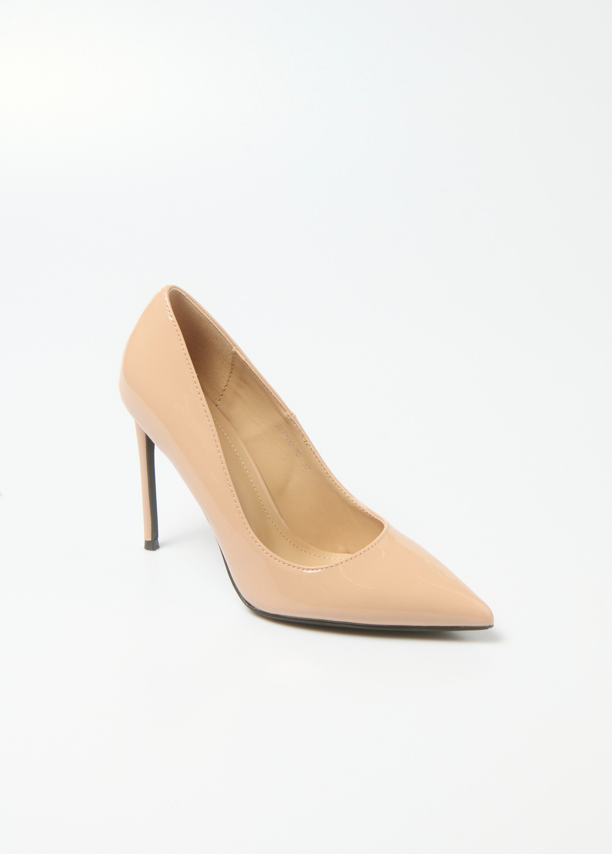 Salón_stiletto_de_charol_con_tacón_de_aguja_Barniz_beige_FA1_slim